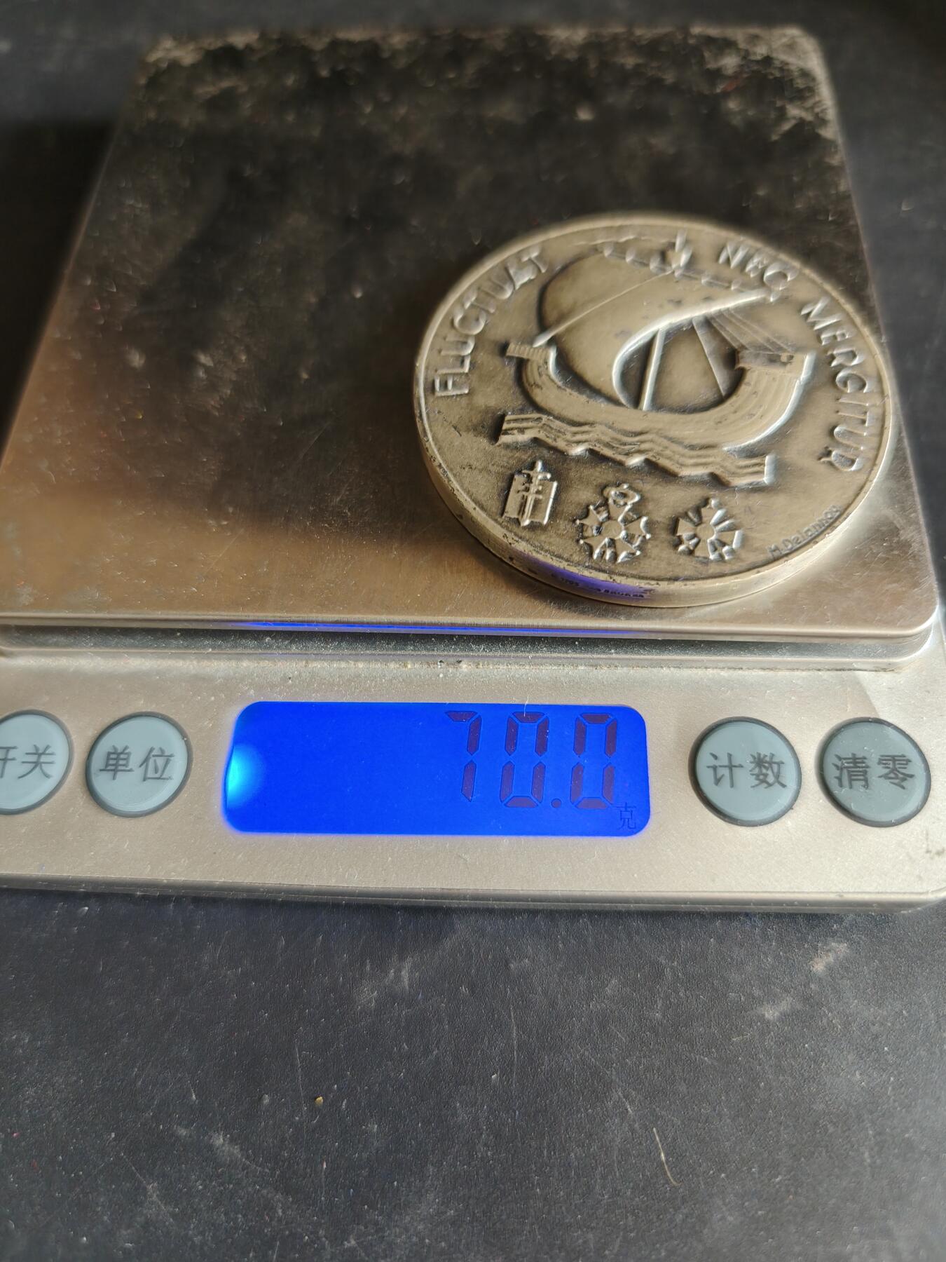 老王徽章第186期 法国巴黎市镀银大铜章    原盒     直径50mm    重量70g