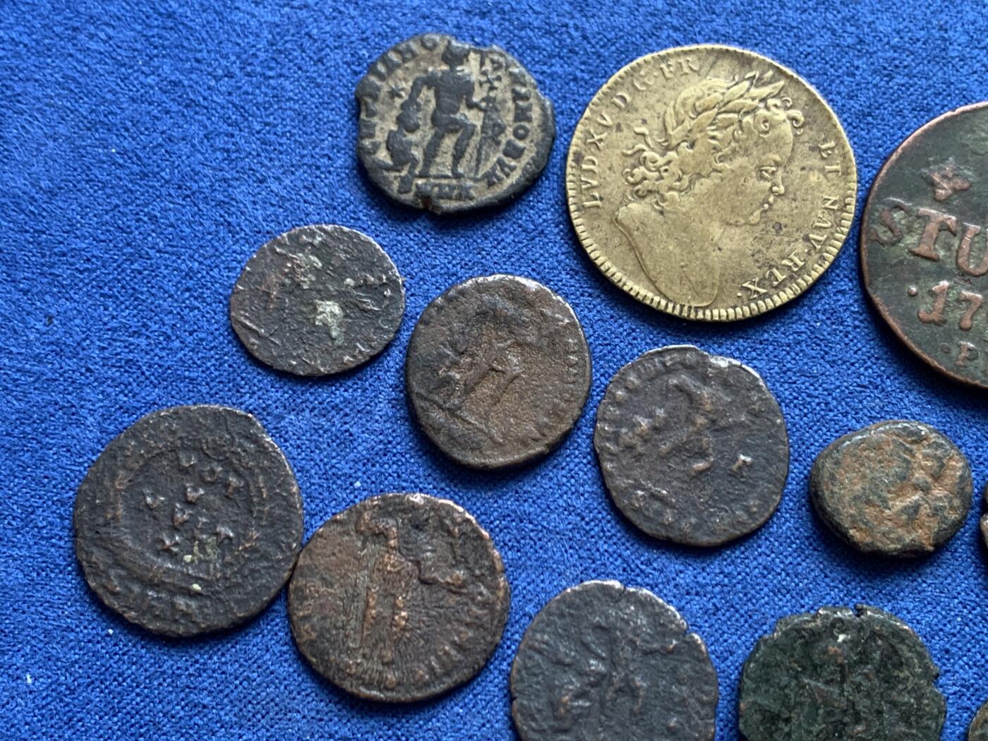 《竞宝斋》第468场 周日，周一 2场连拍 （全场包邮）欢迎送拍 16枚一组 早期钱币/代币 细节见图 总重37.65克