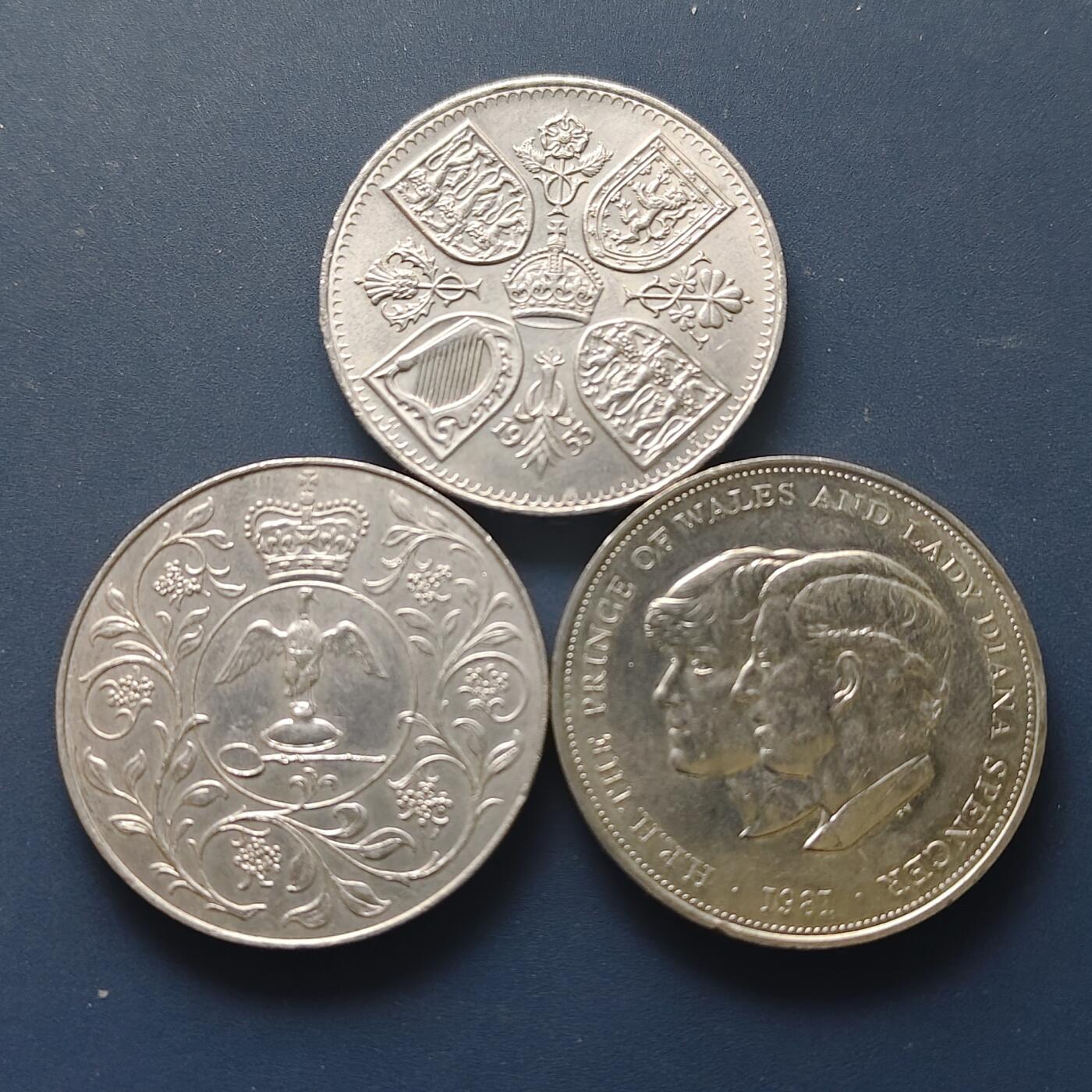 【全场包邮】纯粹捡漏拍510场 英国各年份克朗型纪念币3枚一组-1953年女王加冕+1977年女王登基25周年+1981年世纪婚礼