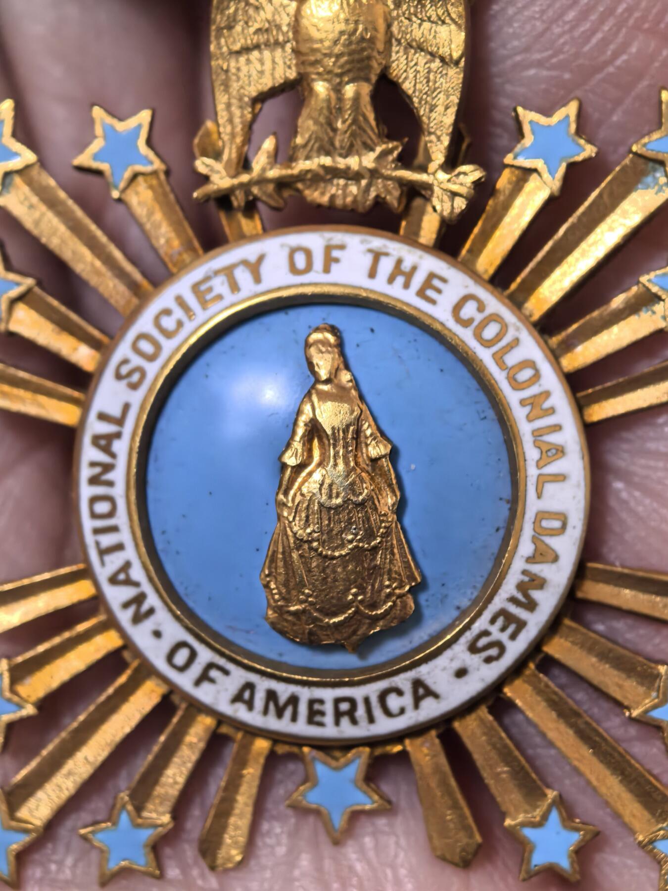 美德苏勋章奖章拍卖 本次各种都有 取消了保留价模式  德因原因只上2-3图 具体的想要的请联系我要完整图。都经过讨论未标明则全部是原品，保真 放心拍。3月4日晚上九点结束在麦稀奇 找不到的加我qq或者微信都是184277308备注苏章拍卖。 美国殖民贵妇人全国协会 新罕布什尔州 会员章 14k金 整体17克  背面有得主信息 感兴趣的可以查 肯定是知名人物 编号 1920年颁发 有14K金标识 制造商BB&B 专门制作高品质政府章 非常稀有 不是后期镀金版本