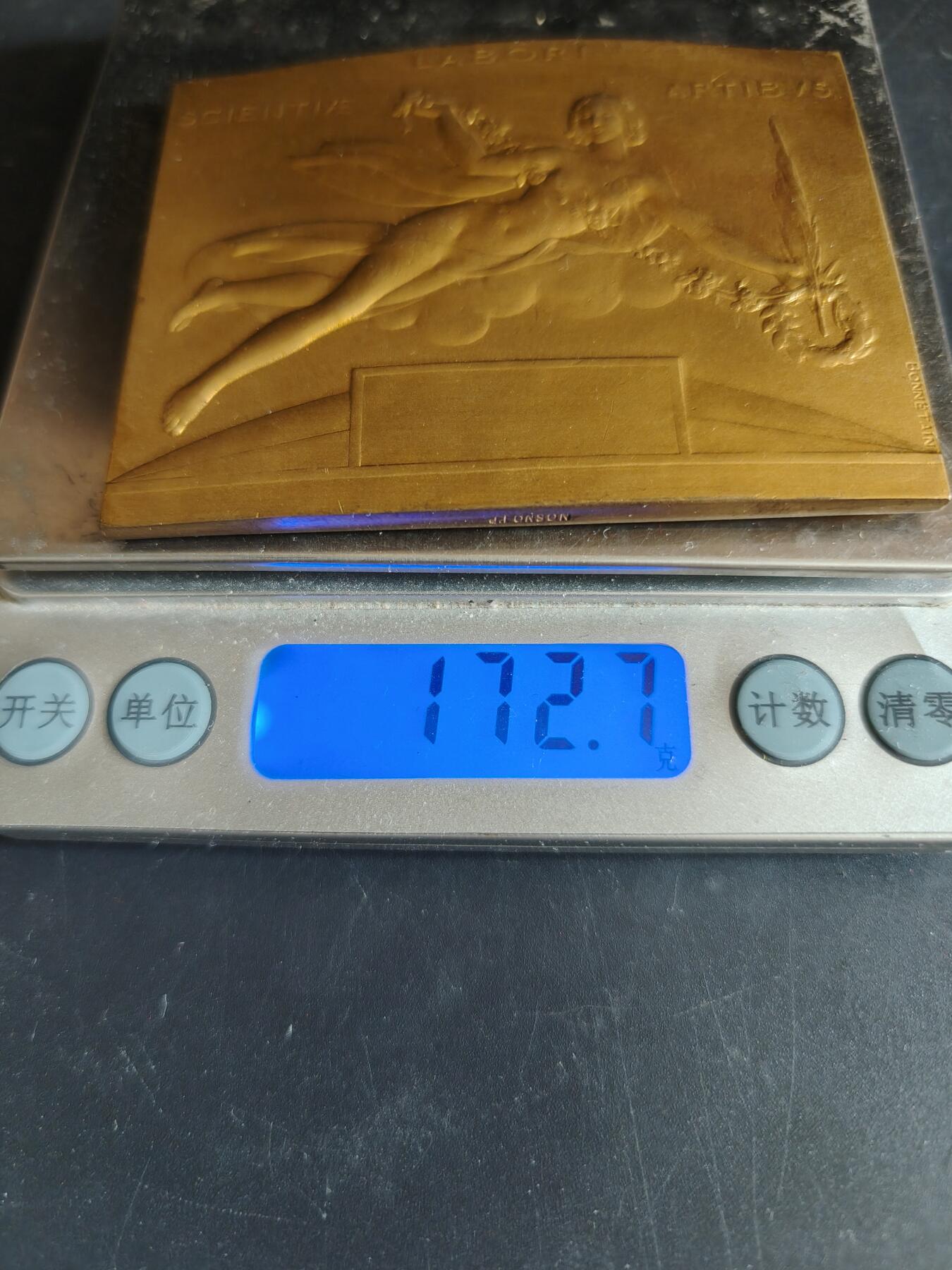 老王徽章第186期 比利时1935年布鲁塞尔工业博览会方形镀金大铜章     带盒子     尺寸80×64mm     重量172.7g