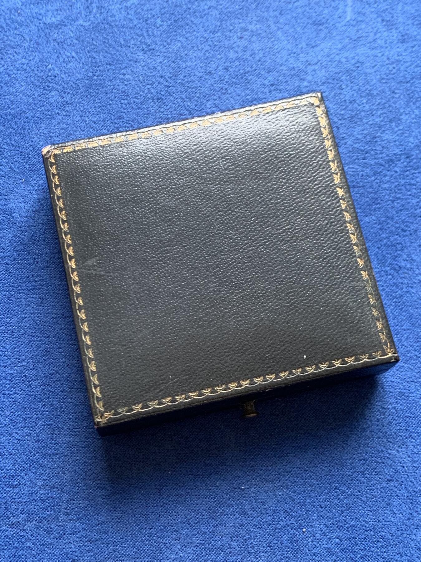 《竞宝斋》第468场 周日，周一 2场连拍 （全场包邮）欢迎送拍 1903年法国商业和工业部博雷尔大银章，少见品，带原盒，名家”Borrel“雕刻品相佳。正面雕刻花环玛丽安娜女神像，背面则是玛丽安娜女神为工人及商人授予桂冠。细节满满。铭文”工商联合会”，“艺术麦朵尔收录经典名章”，直径：50mm，重：60.5g，丰饶角银标