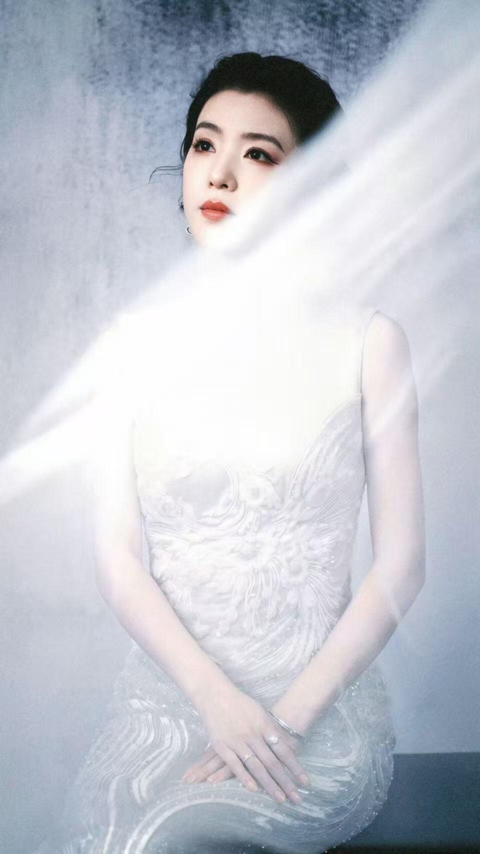 零元拍：凌波踏月，岁序归圆。2026马年春晚《贺花神》腊月水仙花神，越剧名家李云霄亲签水仙花神洛神甄宓春帖