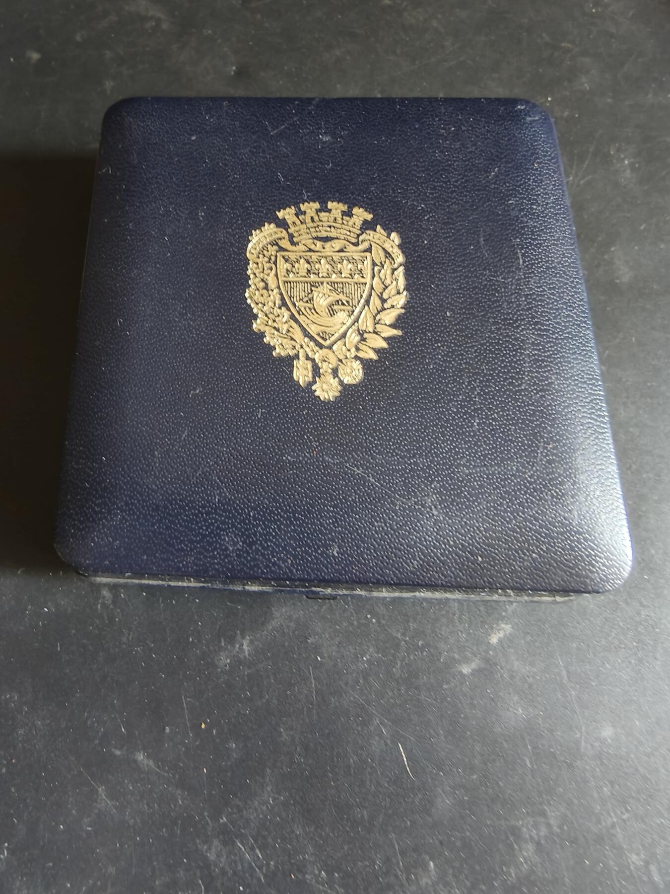 老王徽章第186期 法国巴黎市镀银大铜章    原盒     直径50mm    重量70g