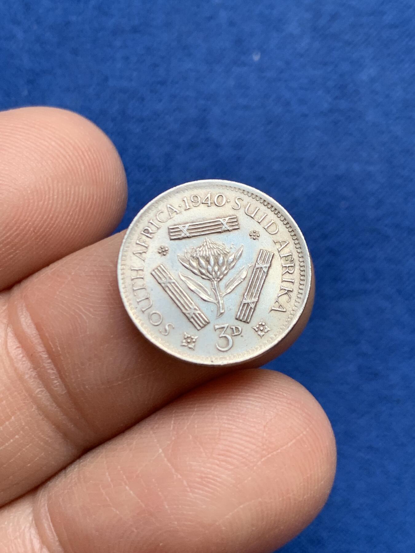 《竞宝斋》第468场 周日，周一 2场连拍 （全场包邮）欢迎送拍 两枚一组 澳大利亚1942年1福林银币 + 南非1940年乔六3便士银币 总重12.65克