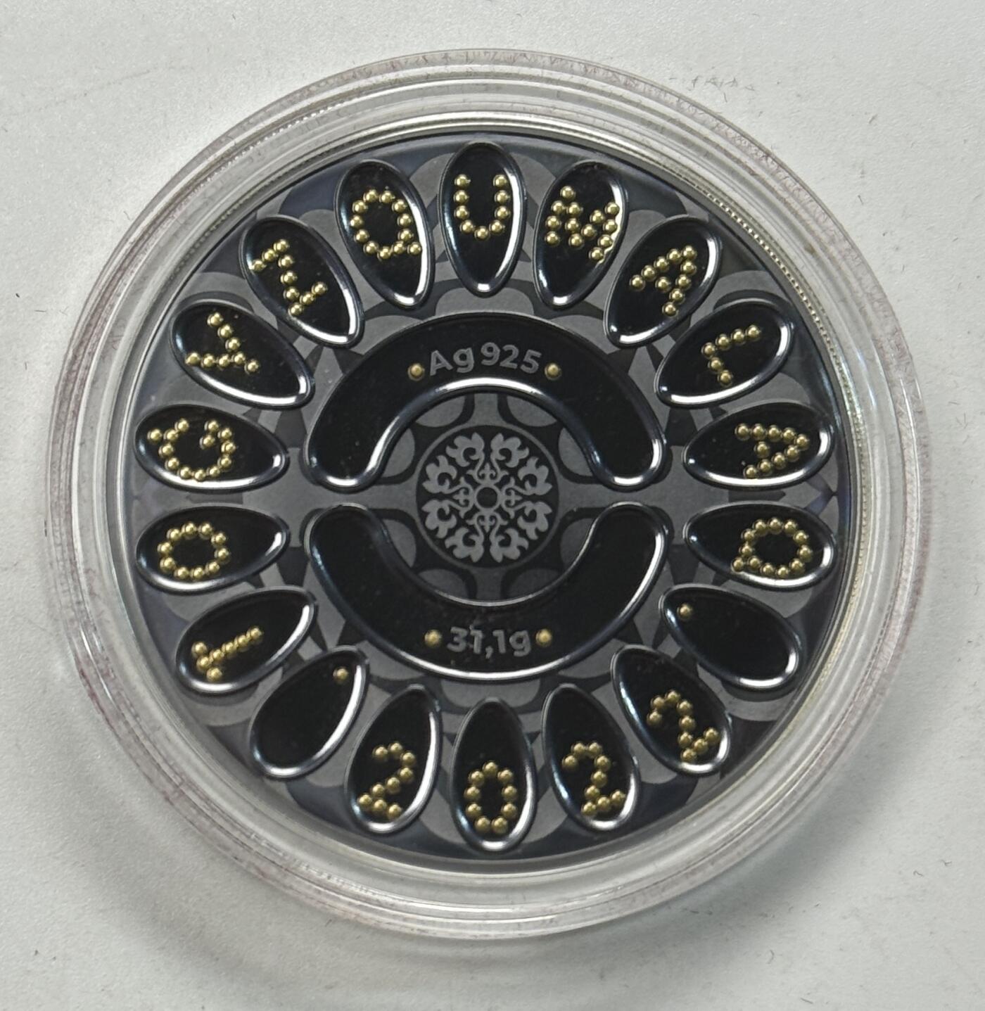 S&S Numismatic世界钱币-拍卖 第121期  哈萨克斯坦2022年 九个马头（哈萨克斯坦的传统智力游戏）500坚戈铑化发黑精制纪念银币 31.1克925银+0.03克999金 发行量：3000枚 盒证齐全