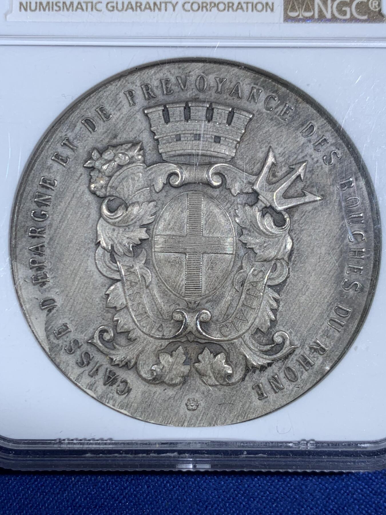 《竞宝斋》第468场 周日，周一 2场连拍 （全场包邮）欢迎送拍 NGC MS63 法国罗讷河口省储蓄银行银章，直径45毫米大规格。盒子左右边缘有磕