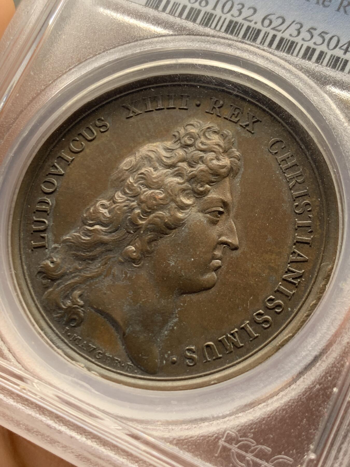 《竞宝斋》第468场 周日，周一 2场连拍 （全场包邮）欢迎送拍 PCGS MS62BN 法国路易十四“遗产战争胜利”经典战役纪念铜章，彩色包浆，背面为骑马征战图案，“以骑兵击溃敌军”铭文，唯一冠军分，加厚盒