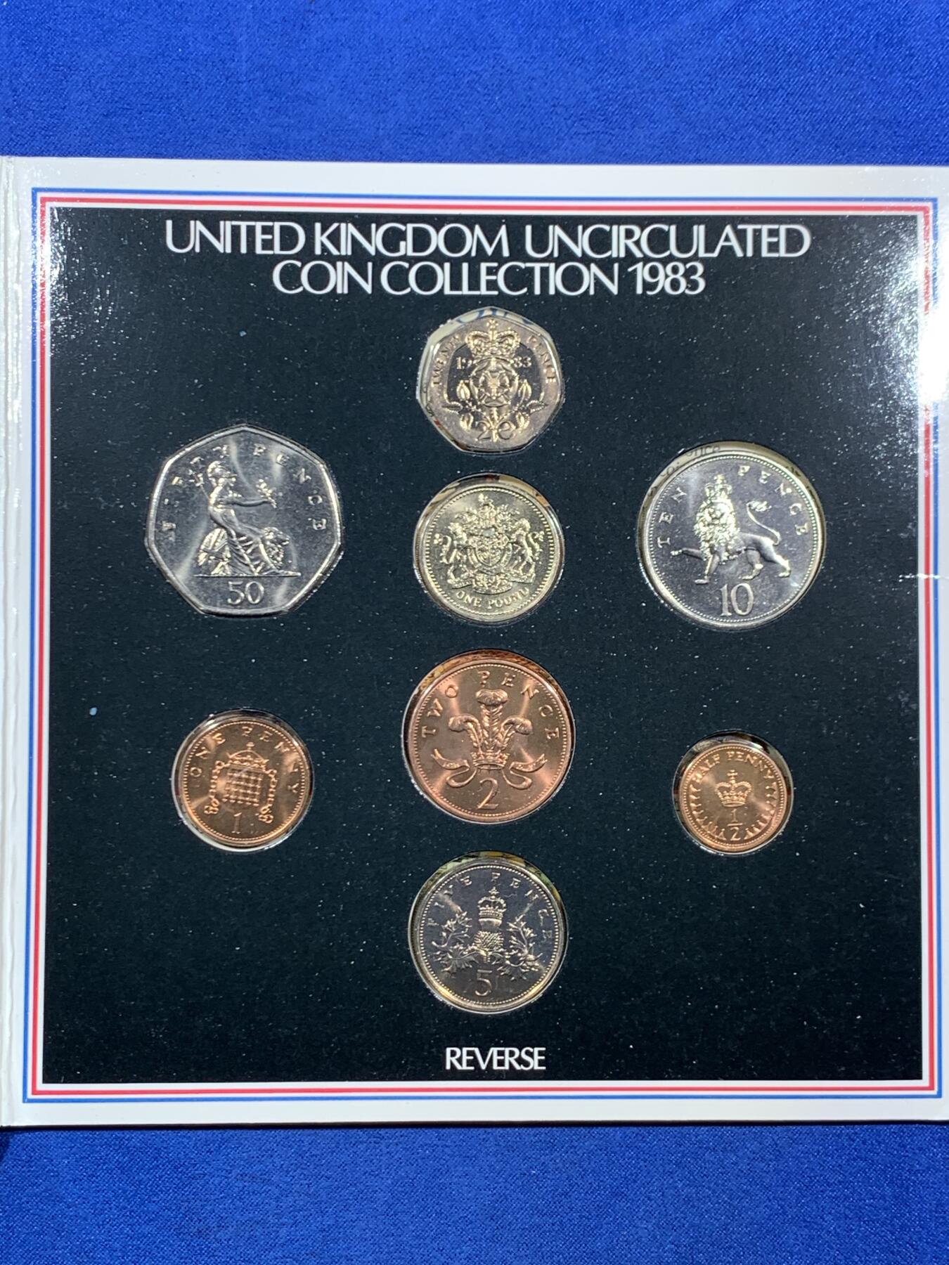 《竞宝斋》第468场 周日，周一 2场连拍 （全场包邮）欢迎送拍 两套一组 英国1983年套币册 新1镑发行首年 精美纹章盾徽漂亮 1/2便士的最后几年 册证齐全 ，外加维多利亚一组。