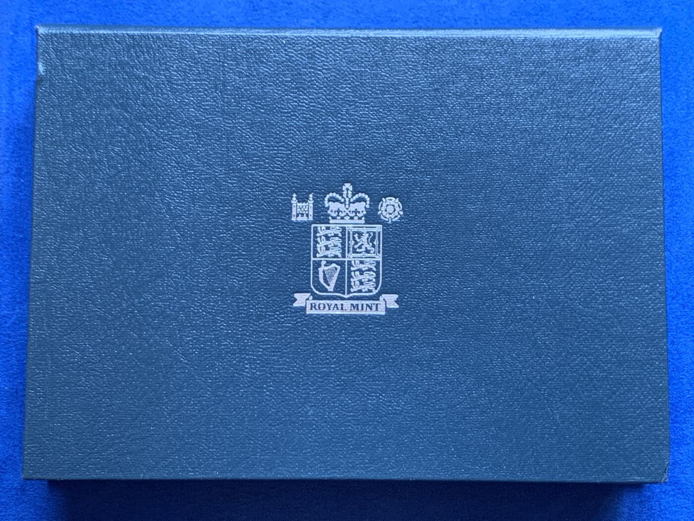 《竞宝斋》第468场 周日，周一 2场连拍 （全场包邮）欢迎送拍 英国1992年精制套币，带1枚1英镑橡树精制纪念币，1枚50便士欧洲部长理事会轮值主席精制纪念币，9枚币，盒证齐全，品相精美，高档盒装