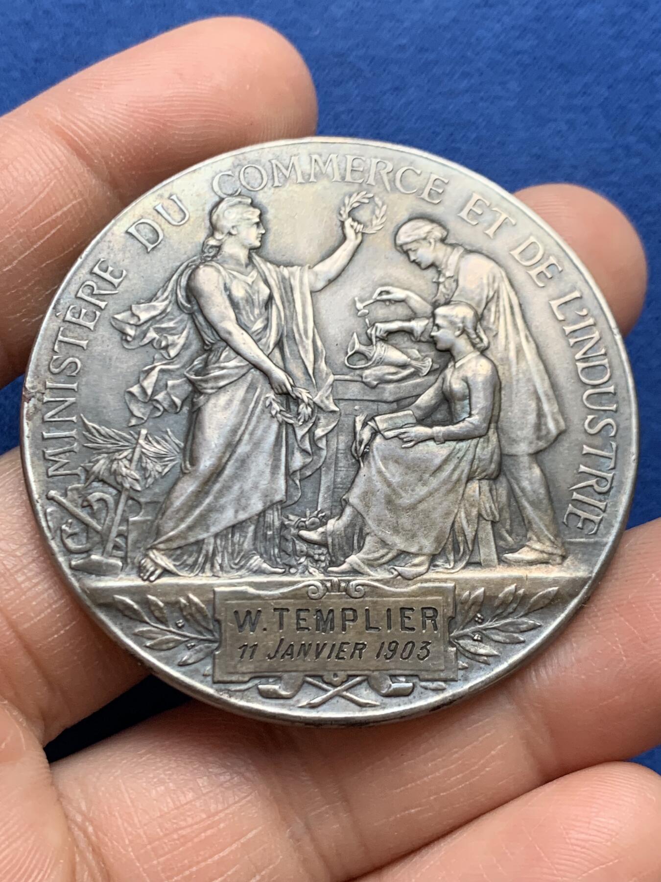 《竞宝斋》第468场 周日，周一 2场连拍 （全场包邮）欢迎送拍 1903年法国商业和工业部博雷尔大银章，少见品，带原盒，名家”Borrel“雕刻品相佳。正面雕刻花环玛丽安娜女神像，背面则是玛丽安娜女神为工人及商人授予桂冠。细节满满。铭文”工商联合会”，“艺术麦朵尔收录经典名章”，直径：50mm，重：60.5g，丰饶角银标