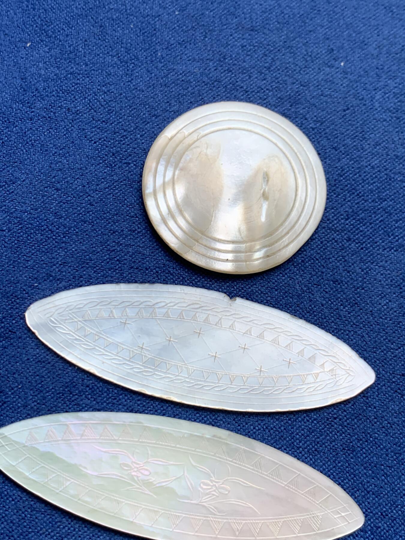 《竞宝斋》第468场 周日，周一 2场连拍 （全场包邮）欢迎送拍 四枚一组 英国一线回流清螺钿贝母筹码。菱形或椭圆形，手工精雕，莹光宝气。