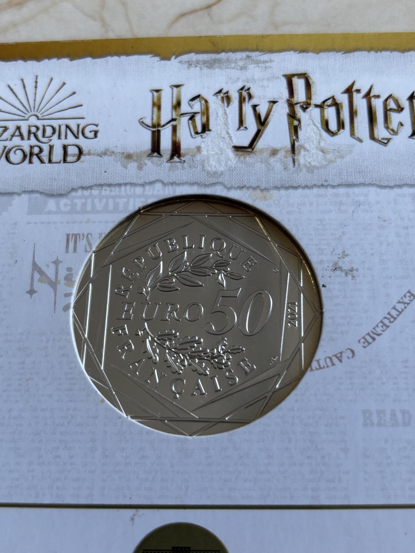 第193期拍卖 法国2021年哈利波特系列2组海德薇的信50欧彩银币原卡册，900银，41克