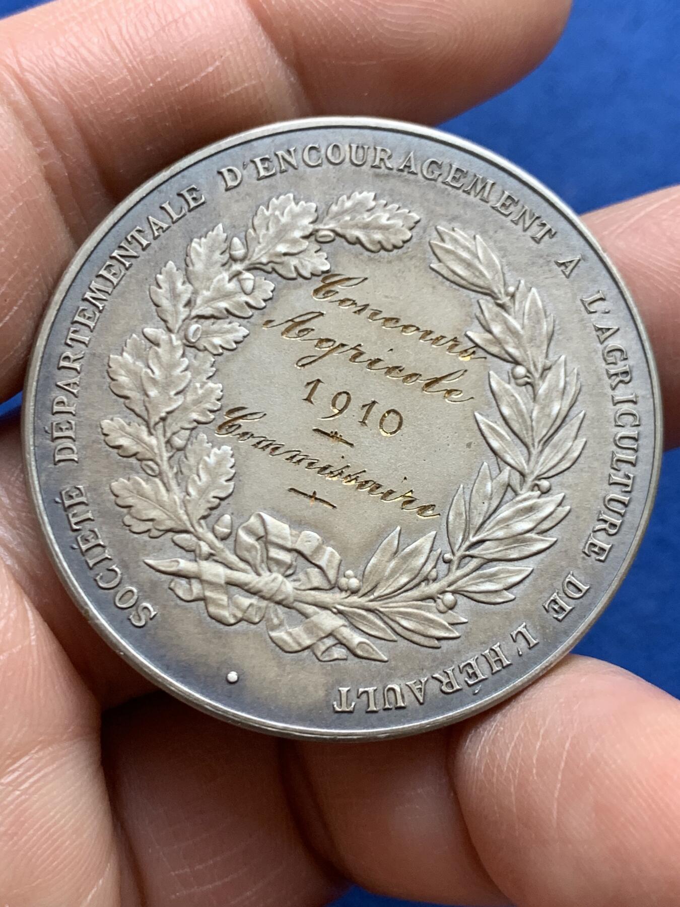 《竞宝斋》第468场 周日，周一 2场连拍 （全场包邮）欢迎送拍 罗蒂作品 法国科技促进会镀银铜章 31.7克 41.5mm 三角铜标 带盒