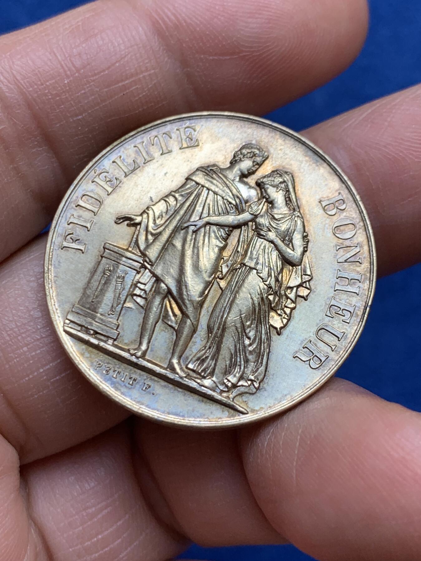 《竞宝斋》第468场 周日，周一 2场连拍 （全场包邮）欢迎送拍 法国镀金银质婚章 边铭刻字1894 背面花体字同样精彩 31.9mm 16.28克 丰饶角银标