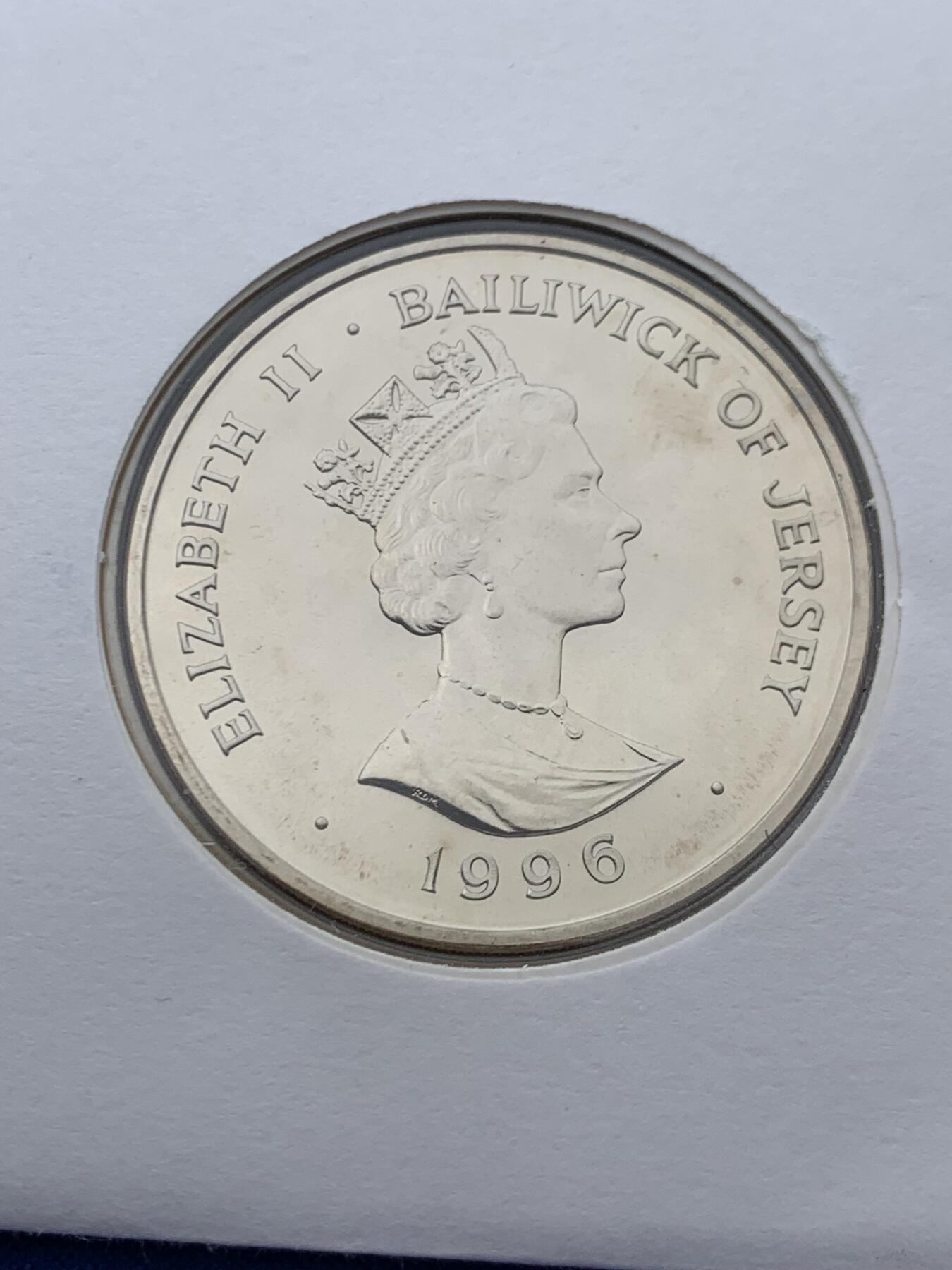 《竞宝斋》第468场 周日，周一 2场连拍 （全场包邮）欢迎送拍 英属泽西岛1996年伊丽莎白女王70周岁2镑纪念币 邮币首日封编号0137