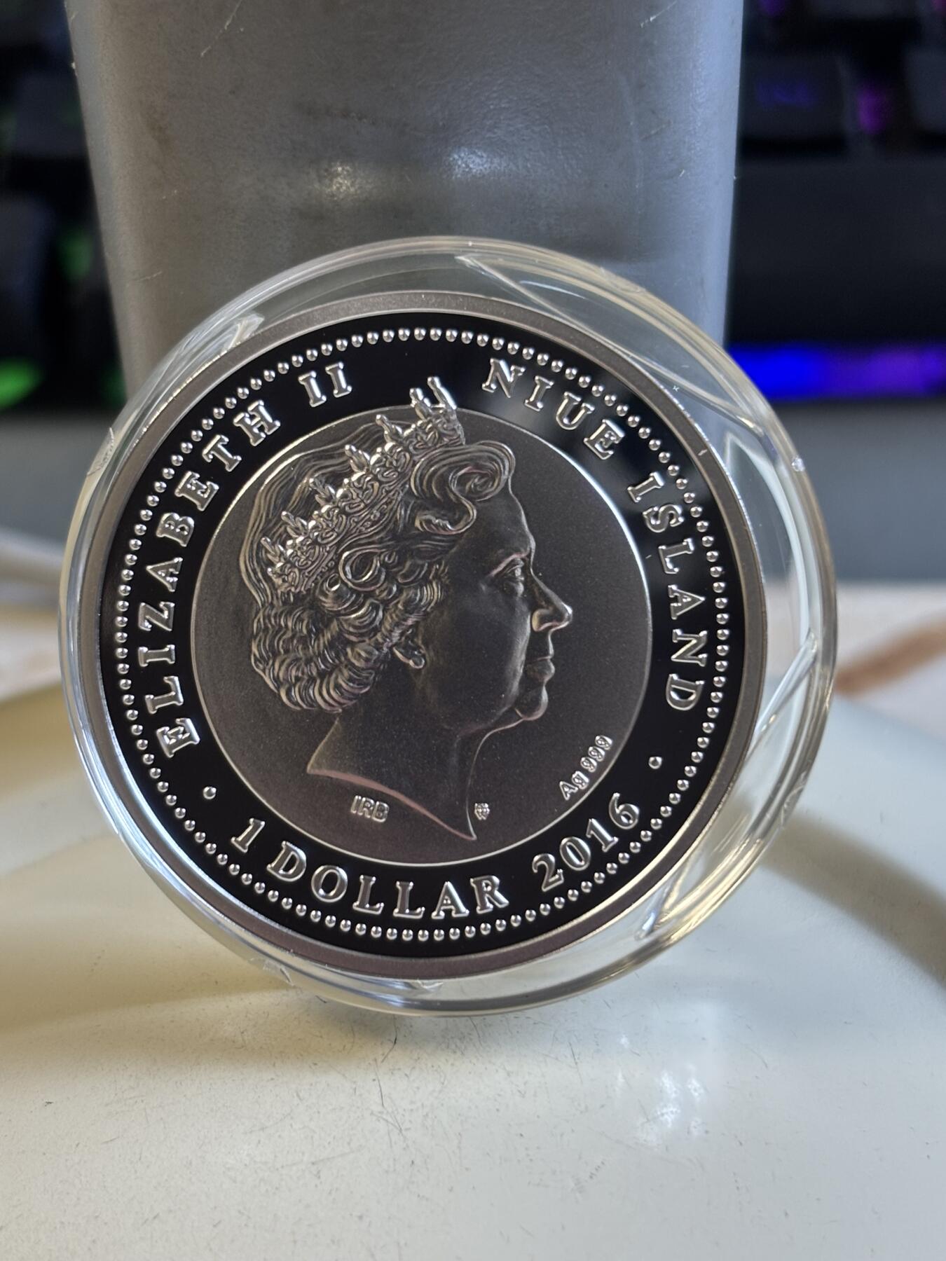 第193期拍卖 获奖币纽埃2016年镶嵌清代乾隆微型花瓶精制纪念银币，999银，17.5克，发行999枚