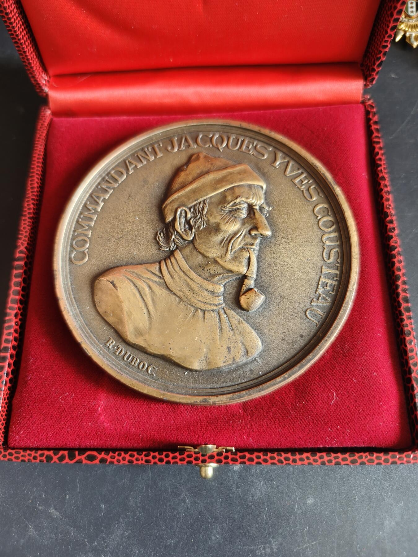 老王徽章第186期  法国罗伯特拉丰特出版社海军探险家雅克·库斯托纪念章 原盒 直径90mm     重量210g