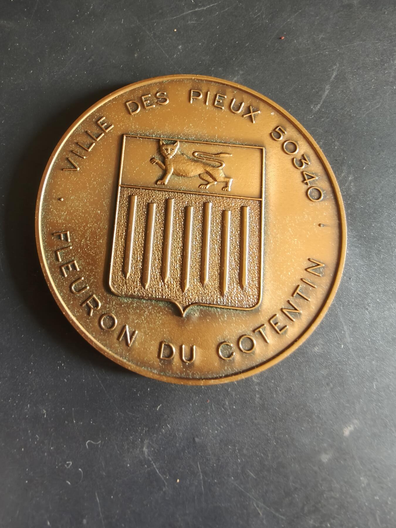 老王徽章第186期 法国诺曼底大区芒什省列皮厄市大铜章    原盒    直径68mm    重量132.6g