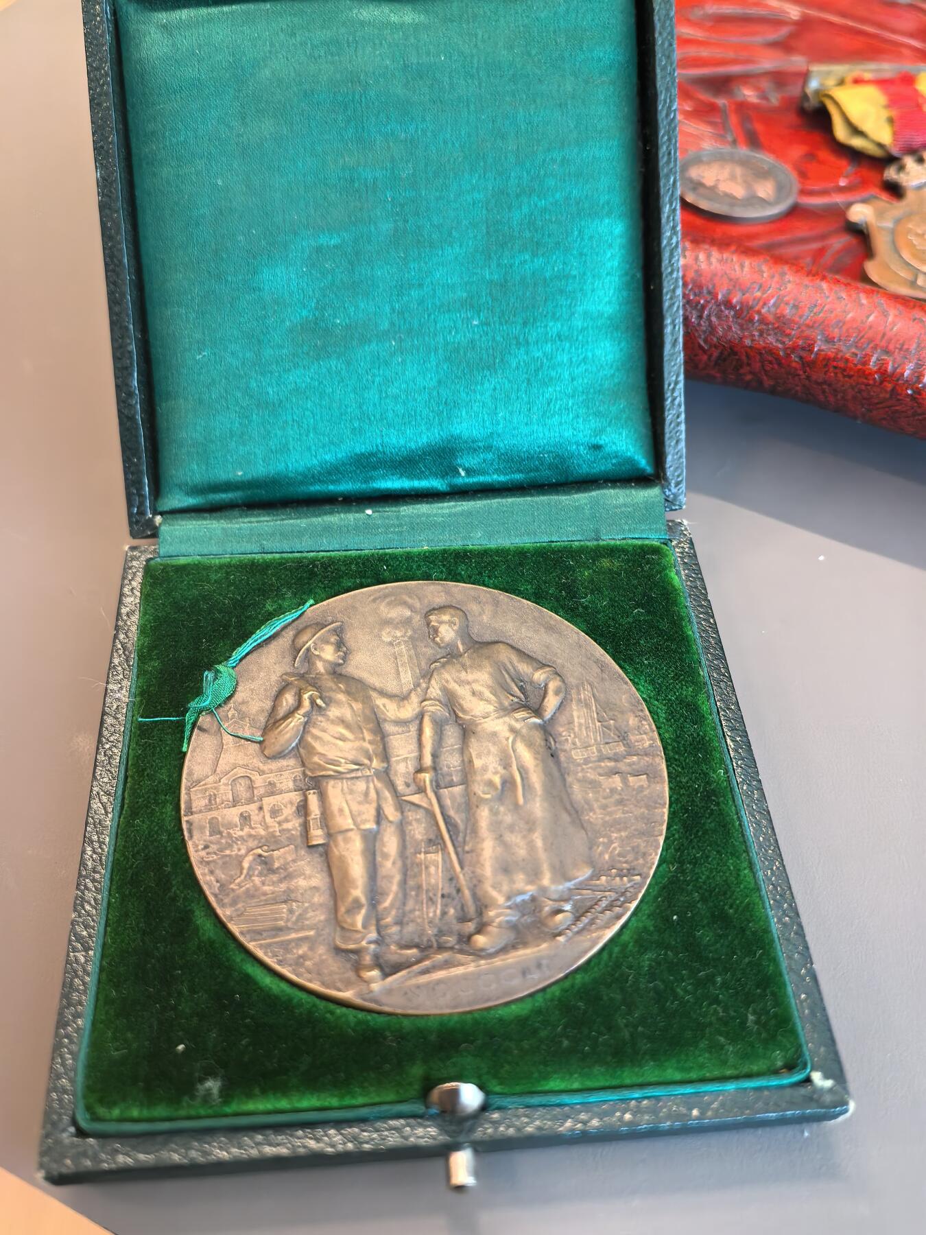 欧洲微章、铜章、银章和银币第三场 法国**贝蒂讷矿业公司于1912年颁发的服务纪念章，授予了C. Lemaire先生，由雕刻师A. Mayer设计