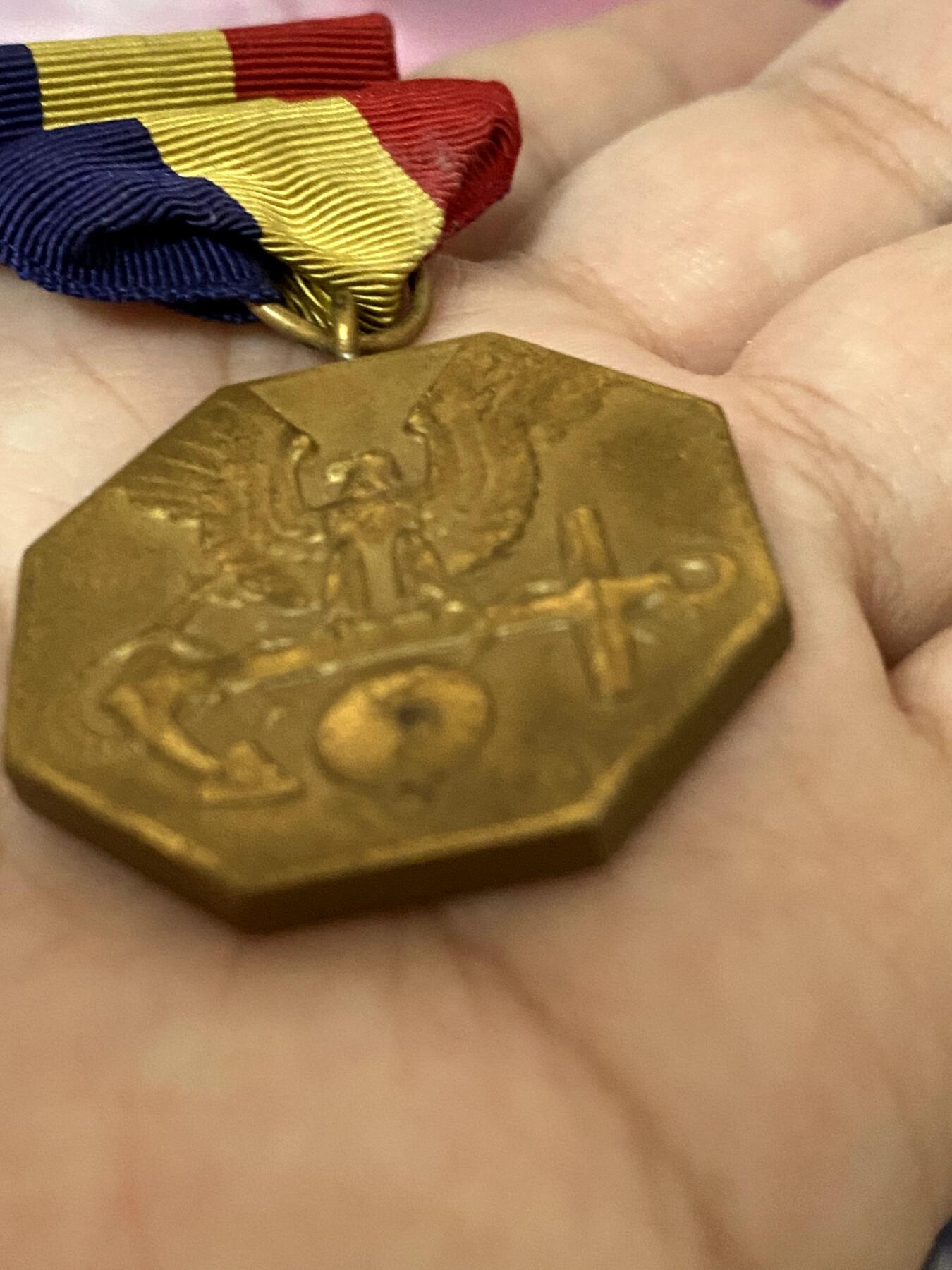 美德苏勋章奖章拍卖 本次各种都有 取消了保留价模式  德因原因只上2-3图 具体的想要的请联系我要完整图。都经过讨论未标明则全部是原品，保真 放心拍。3月4日晚上九点结束在麦稀奇 找不到的加我qq或者微信都是184277308备注苏章拍卖。