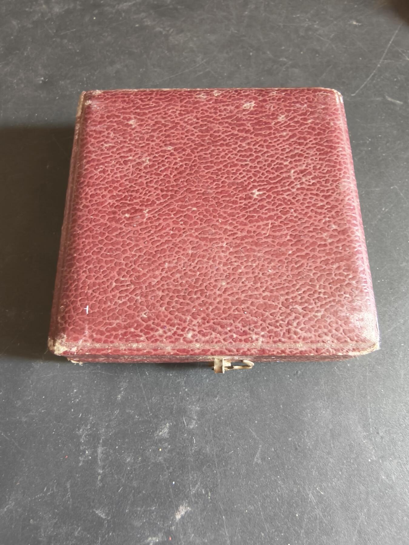 老王徽章第186期 法国维穆捷市镀金大铜章    原盒    大师莫隆作品    直径41mm    重量33g