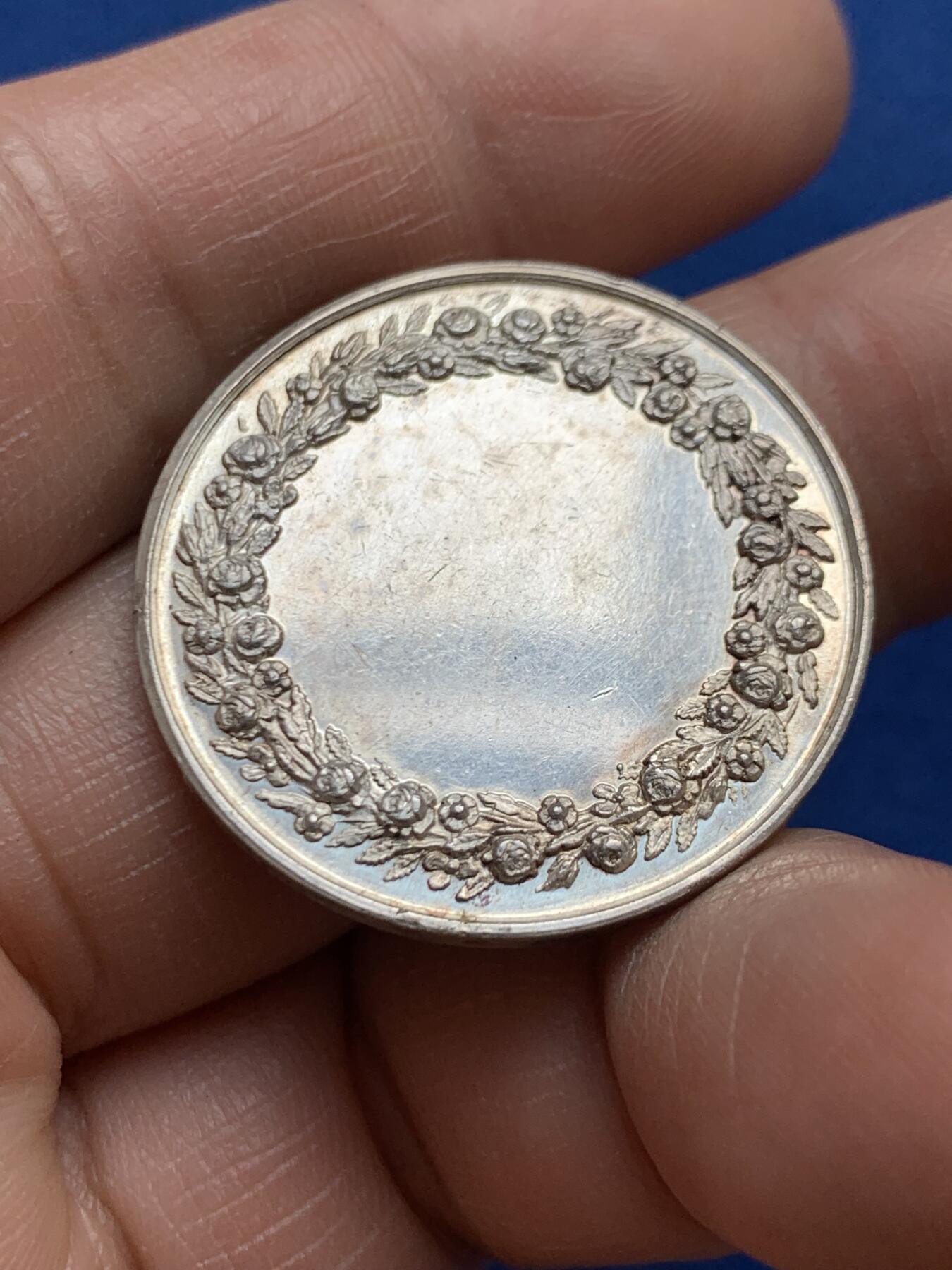 《竞宝斋》第468场 周日，周一 2场连拍 （全场包邮）欢迎送拍 法国婚礼银章 11.85克 30.1mm 背面无刻字 蜜蜂银标 带盒