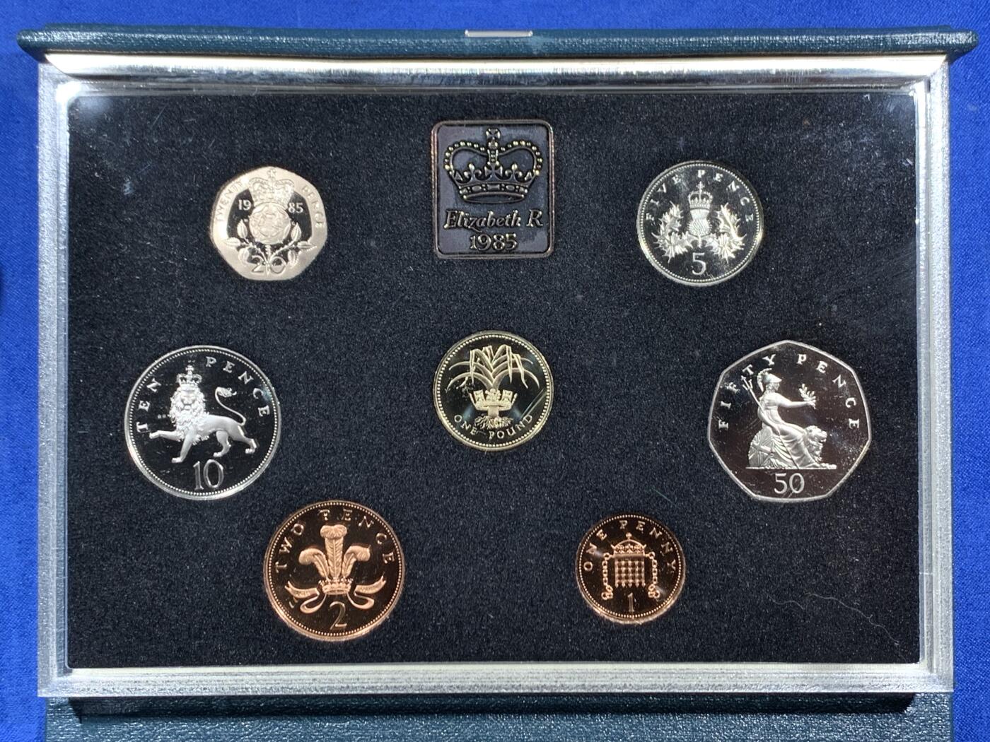 《竞宝斋》第468场 周日，周一 2场连拍 （全场包邮）欢迎送拍 英国1985年精制套币 带1枚1英镑威尔士韭葱精制纪念币 7枚币 盒证齐全 品相精美 高档盒装