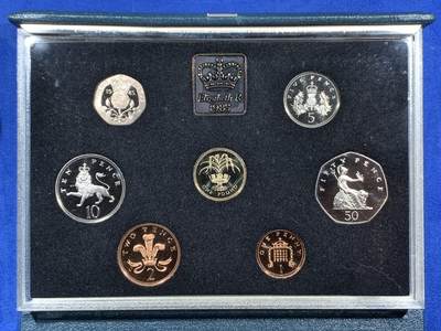 《竞宝斋》第468场 周日，周一 2场连拍 （全场包邮）欢迎送拍 - 英国1985年精制套币 带1枚1英镑威尔士韭葱精制纪念币 7枚币 盒证齐全 品相精美 高档盒装