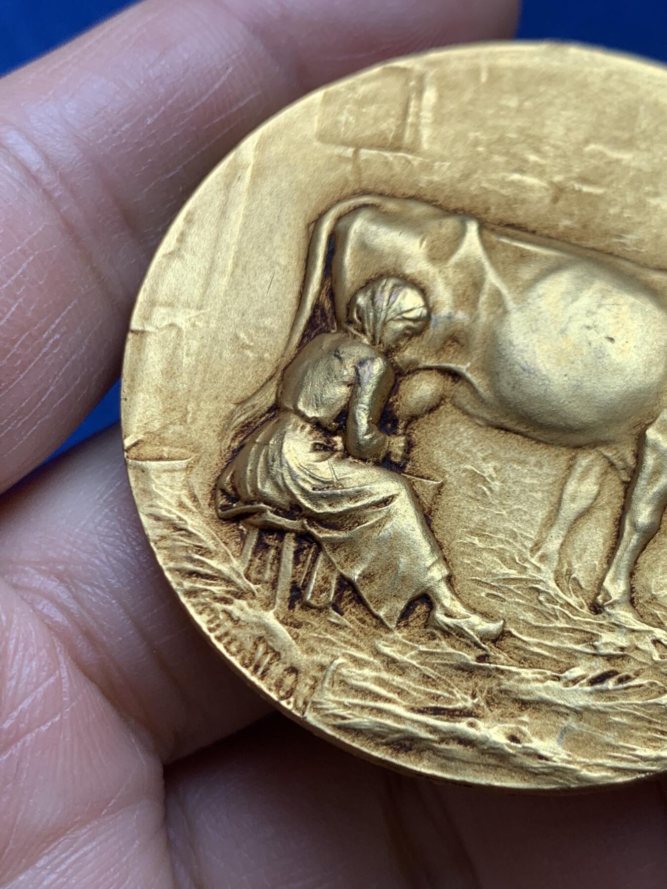 《竞宝斋》第468场 周日，周一 2场连拍 （全场包邮）欢迎送拍 法国畜牧业镀金铜章 51.3克 49mm 三角铜标