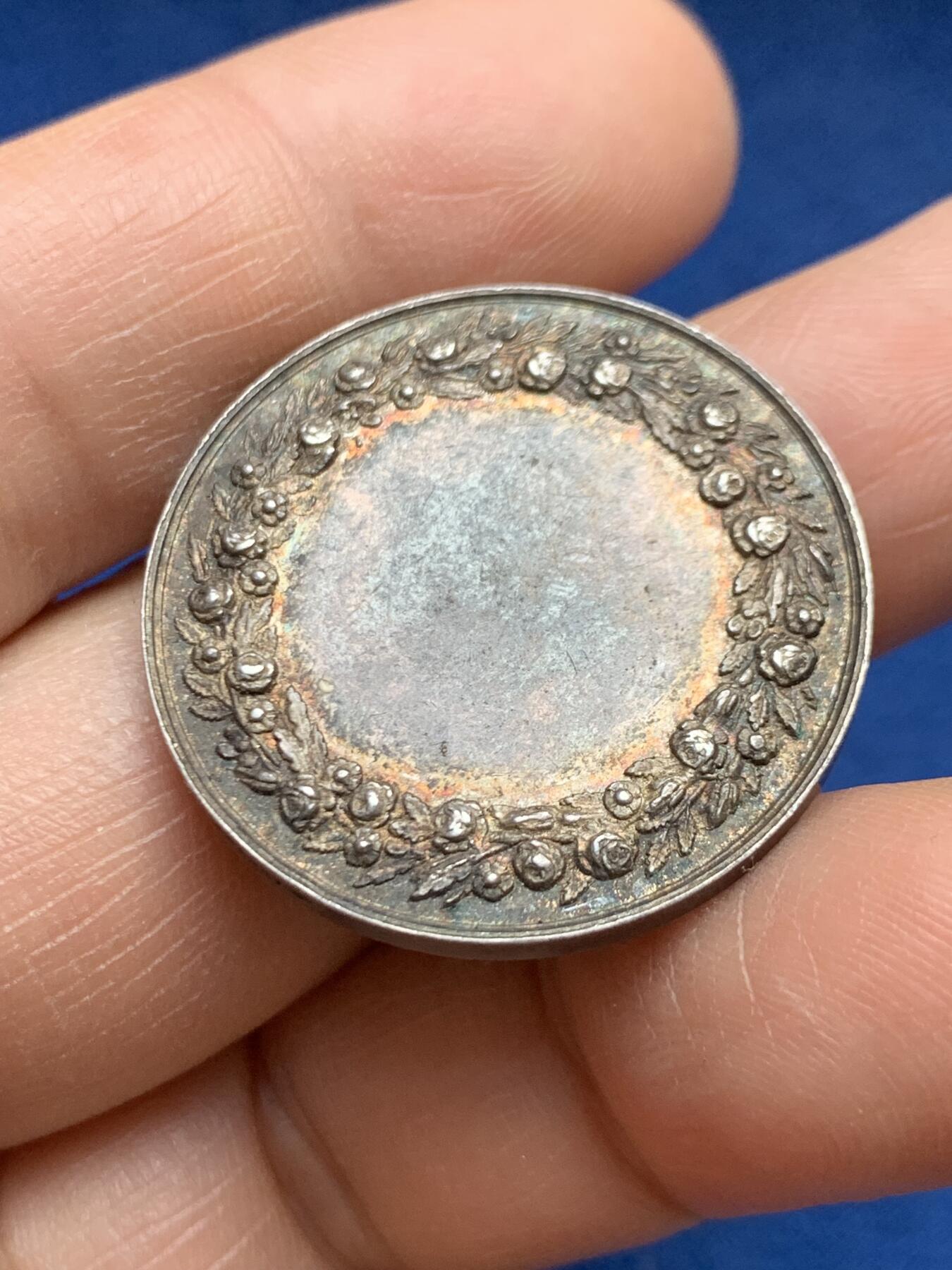 《竞宝斋》第468场 周日，周一 2场连拍 （全场包邮）欢迎送拍 法国19世纪结婚纪念银章，手指AR边铭（1845-1860）950银，29.9mm，11.8克