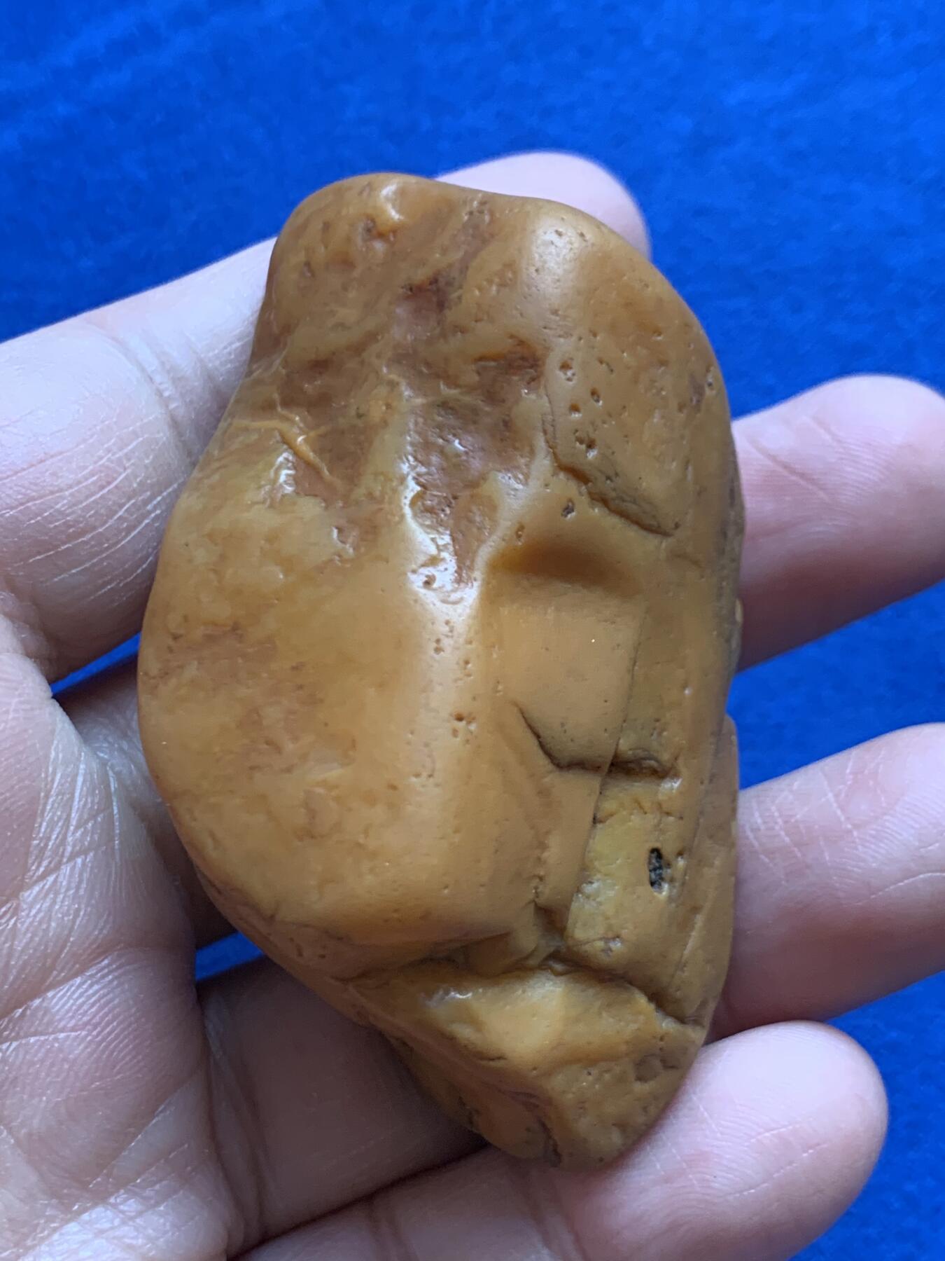 《竞宝斋》第468场 周日，周一 2场连拍 （全场包邮）欢迎送拍 黄蜡石石雕·复古马头印 手把件，原石质地、油性、玉化都很好，太阳光下，内部玉化的肉色可见，重87.9克