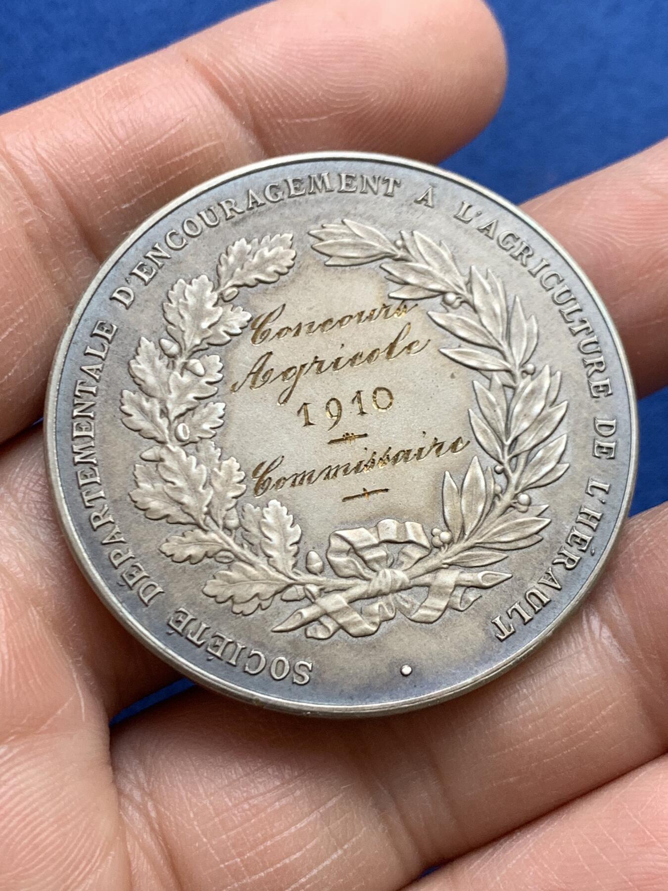 《竞宝斋》第468场 周日，周一 2场连拍 （全场包邮）欢迎送拍 罗蒂作品 法国科技促进会镀银铜章 31.7克 41.5mm 三角铜标 带盒