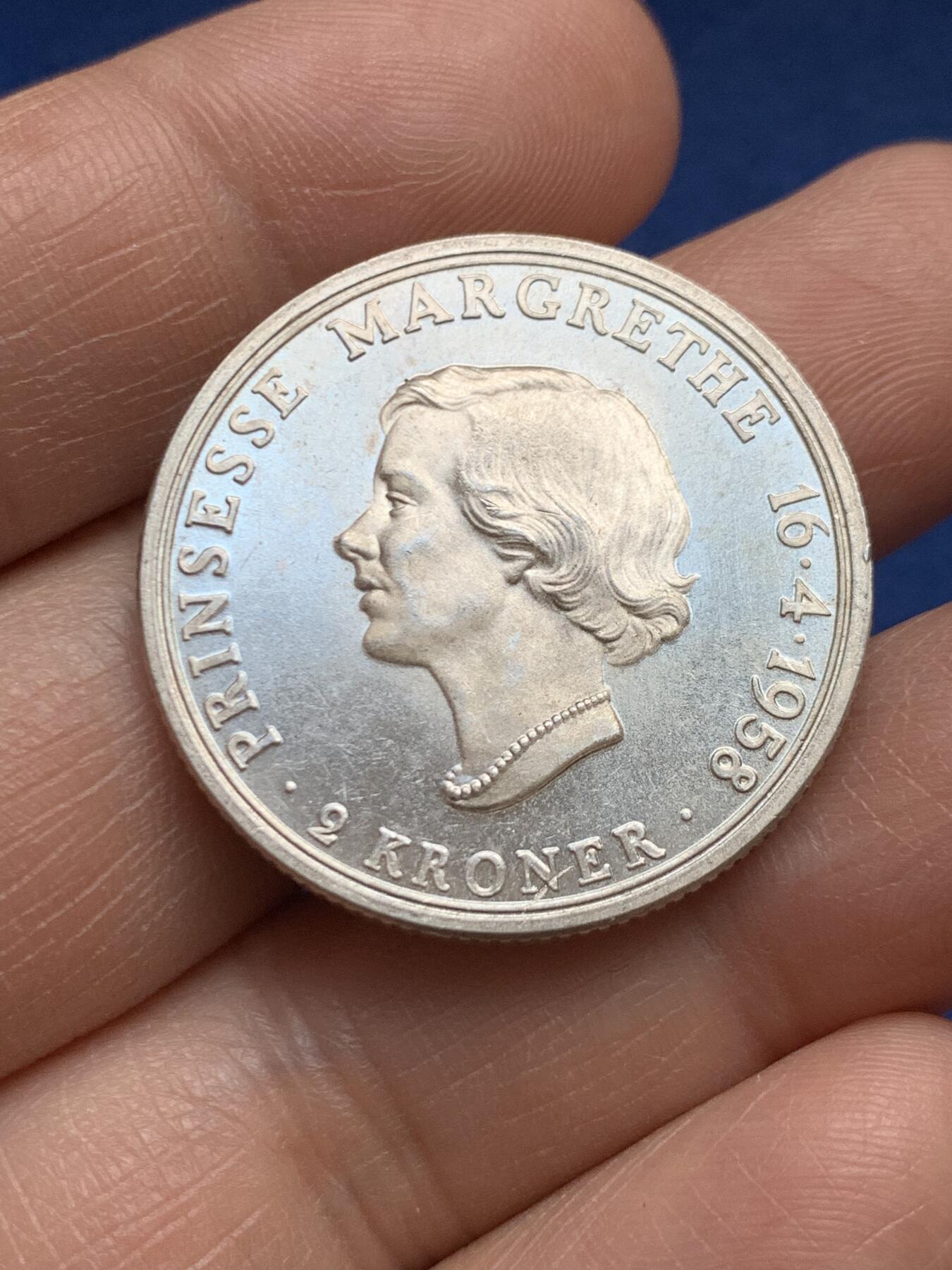 《竞宝斋》第468场 周日，周一 2场连拍 （全场包邮）欢迎送拍 丹麦1958年弗雷德里克九世-玛格丽特公主双面人像2克朗银币 800银 重约15克