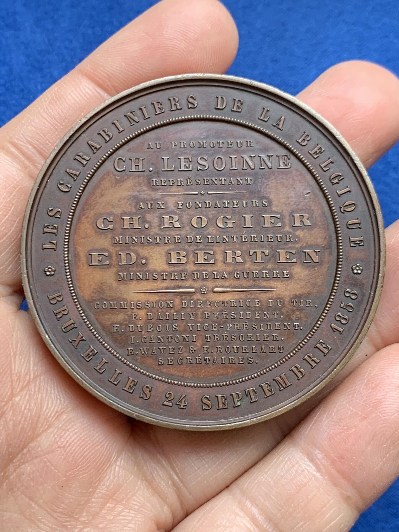 《竞宝斋》第468场 周日，周一 2场连拍 （全场包邮）欢迎送拍 比利时1858年原铸全国射击联合会奖章，著名雕刻家WURDEN雕刻设计，直径：54.2mm，重：67.5g