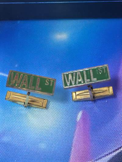 美德苏勋章奖章拍卖 本次各种都有 取消了保留价模式  德因原因只上2-3图 具体的想要的请联系我要完整图。都经过讨论未标明则全部是原品，保真 放心拍。3月4日晚上九点结束在麦稀奇 找不到的加我qq或者微信都是184277308备注苏章拍卖。 - 华尔街一对袖扣 复古款式 带原盒 包金 20/1 14k  KGF 