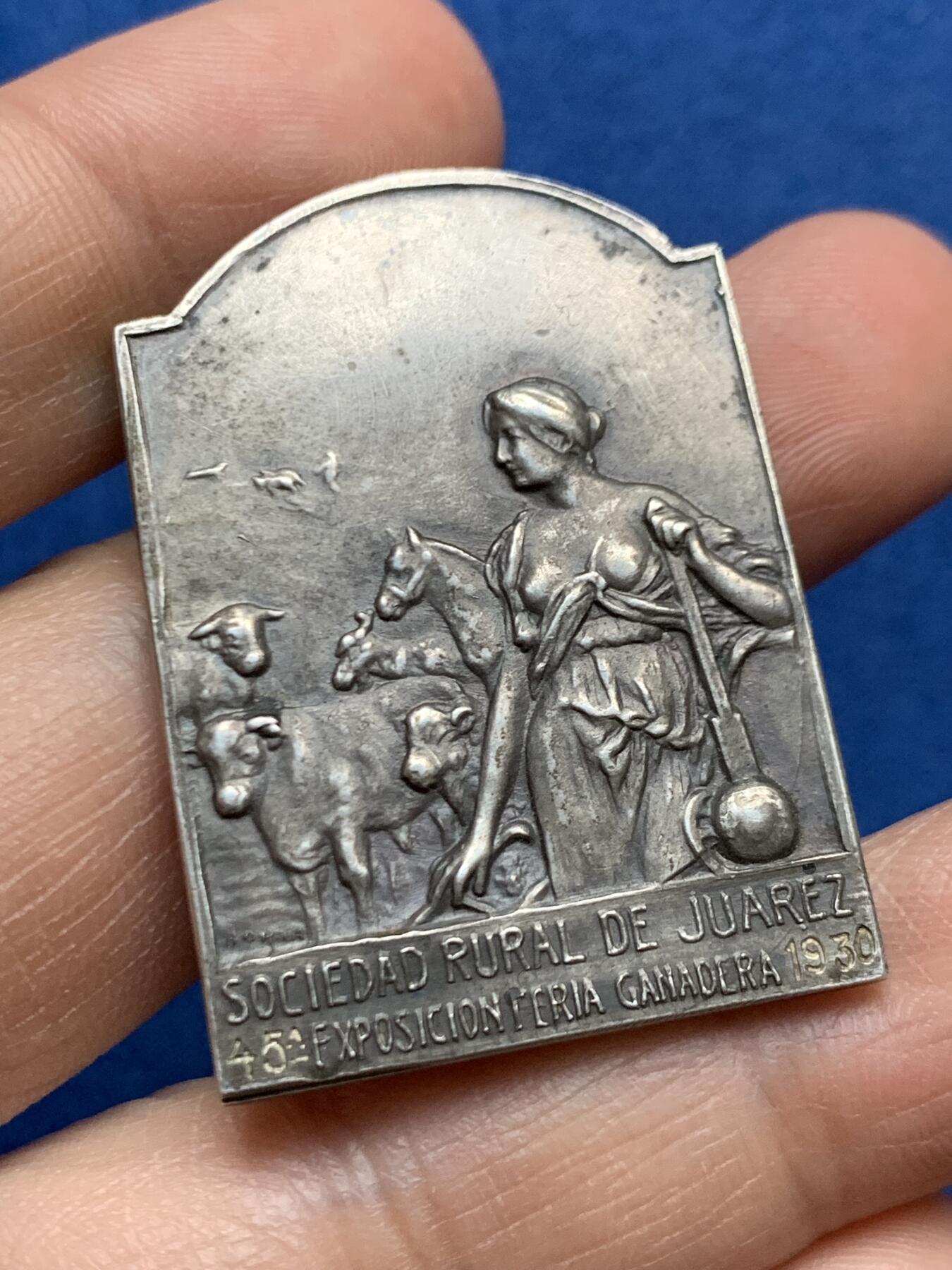 《竞宝斋》第468场 周日，周一 2场连拍 （全场包邮）欢迎送拍 两枚一组 阿根廷畜牧业展览会纪念章 1930年银章（26.92克）/1929年铜章（19.45克） 尺寸约30mmX42mm