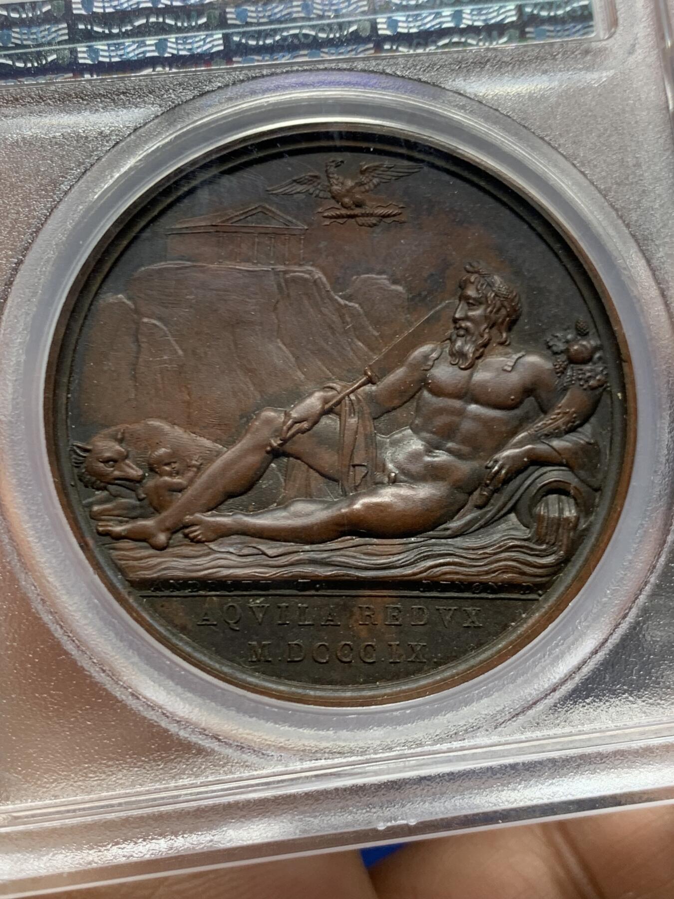 《竞宝斋》第468场 周日，周一 2场连拍 （全场包邮）欢迎送拍 亚军分 PCGS SP64 亚军分  法国1809 拿破仑一世法兰西帝国兼并罗马原铸铜章 巴黎造币厂 巧克力包浆 台伯河之神倚靠着双耳壶流淌出河水，右手握船桨，左臂握着丰饶角，脚下是罗马象征的母狼与双胞胎 ，背景山丘上有朱庇特神庙，帝国之鹰紧紧攥着闪电权杖盘旋于上空，1809年不可一世的拿皇兼并了教皇国的领土，囚禁了教皇庇护七世，仅一枚65更高分 加厚盒装