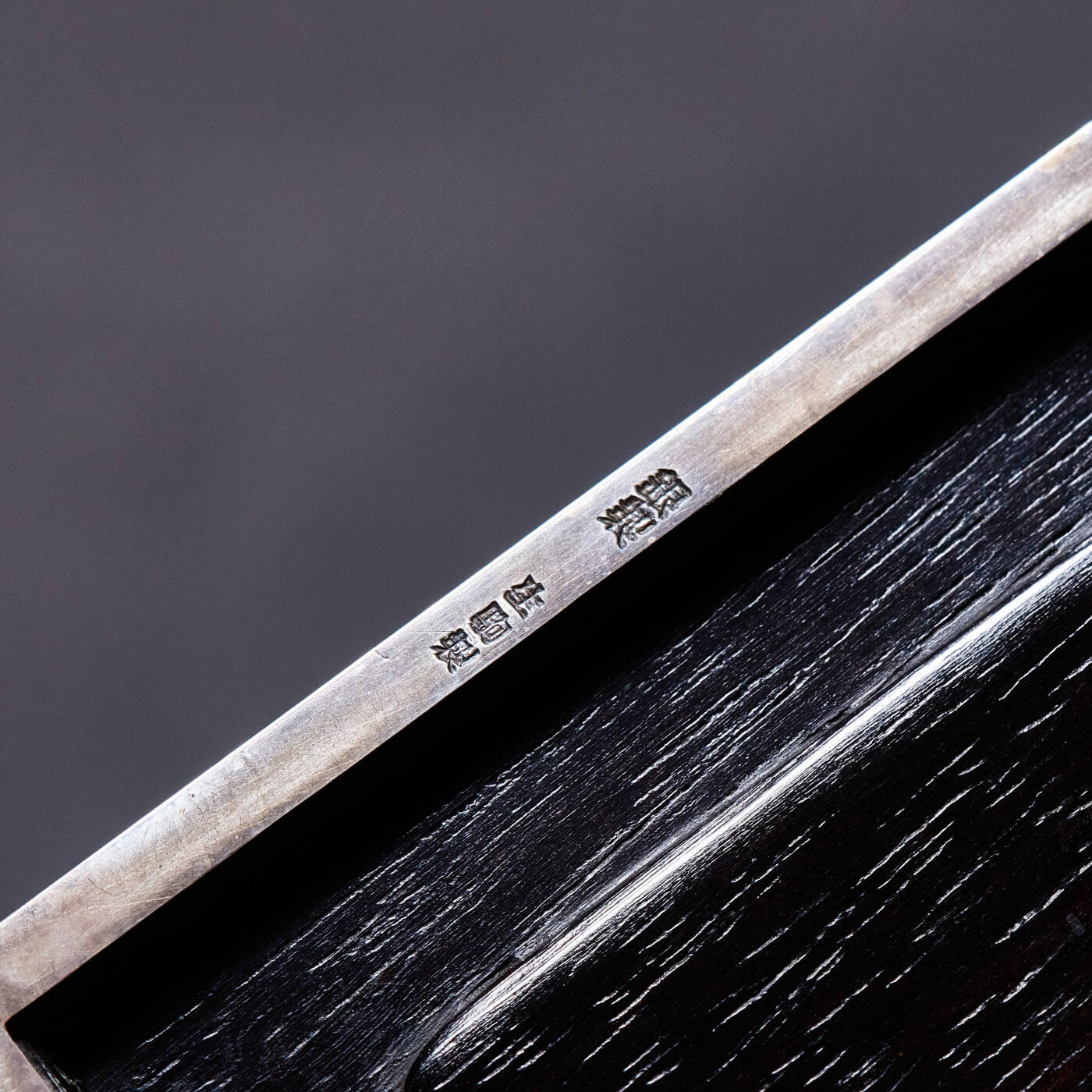 【俄甄集藏】2026年(049)03-18星期三 晚 19:30 全场包邮 日本大正时期奈良生駒製古董银质烟具一套，火柴壳长：57mm，宽：38mm，厚：20mm；烟灰缸长：97mm，宽：73mm，高：40mm；烟丝盒长：135mm，宽：98mm，高：40mm；置物盒长：72mm，宽：50mm，高：15mm，总重量：509.5克，925银