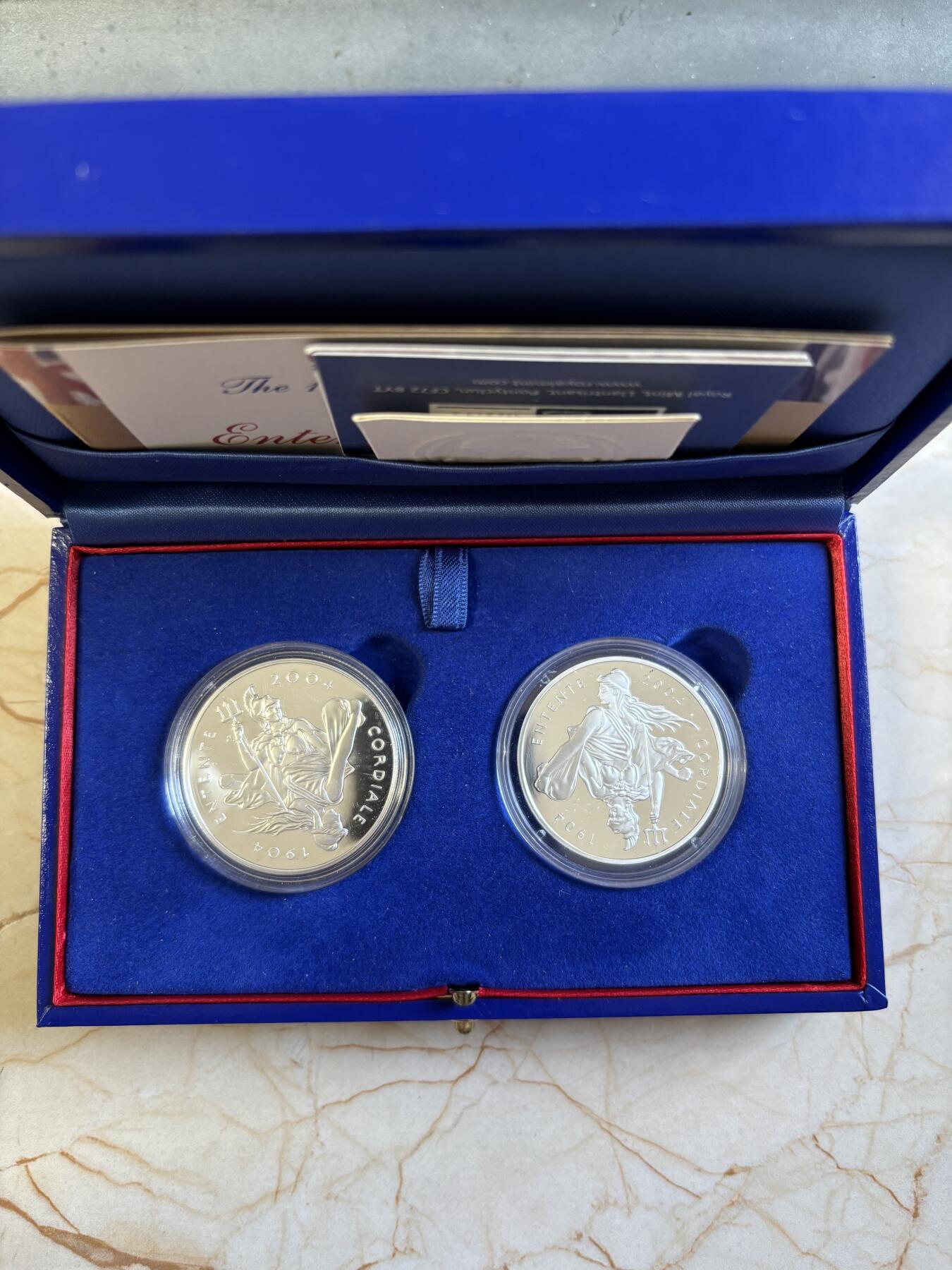 第193期拍卖 英国法国2004年英法友好协议100年纪念银币2枚套装，英国925银，28.28克，法国900银，22.2克