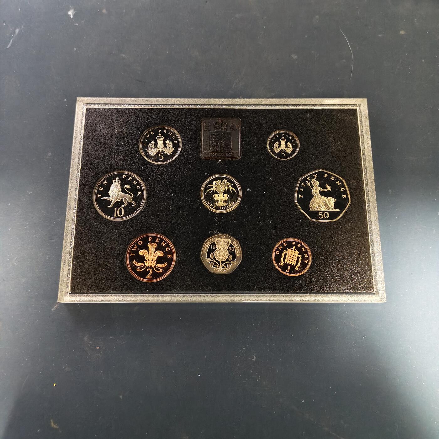 【全场包邮】纯粹捡漏拍511场 英国1990年官方精制套币-塑盒带证书-含1镑四邦国花系列威尔士葱韭+5便士大小版交接