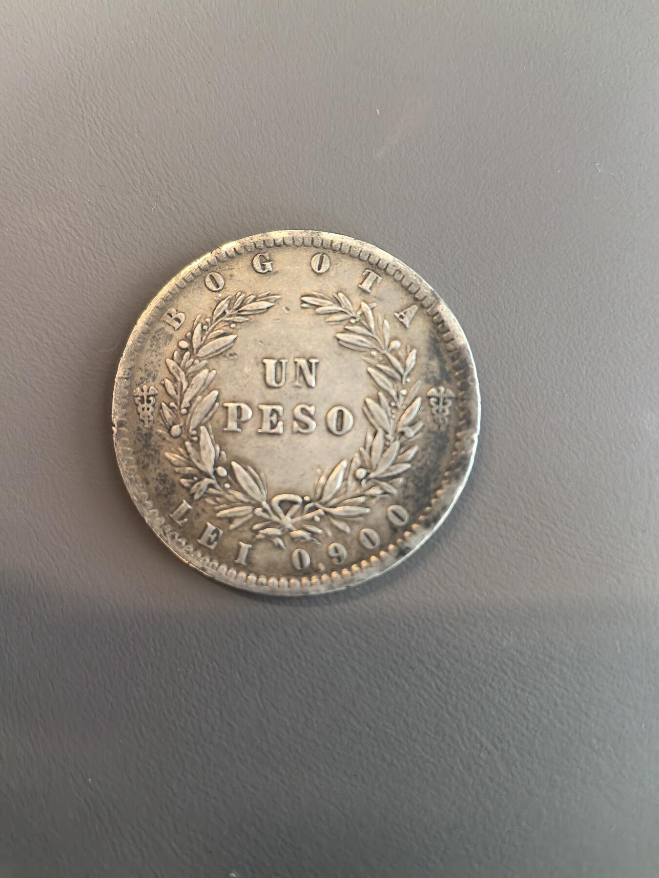 欧洲微章、铜章、银章和银币第三场 一枚新格拉纳达共和国（今哥伦比亚）1857年1比索银币，由波哥大造币厂铸造，属于1855-1858年发行的流通系列。 关键参数具体内容发行年份1857年面值1比索（Un Peso）材质含银量90%