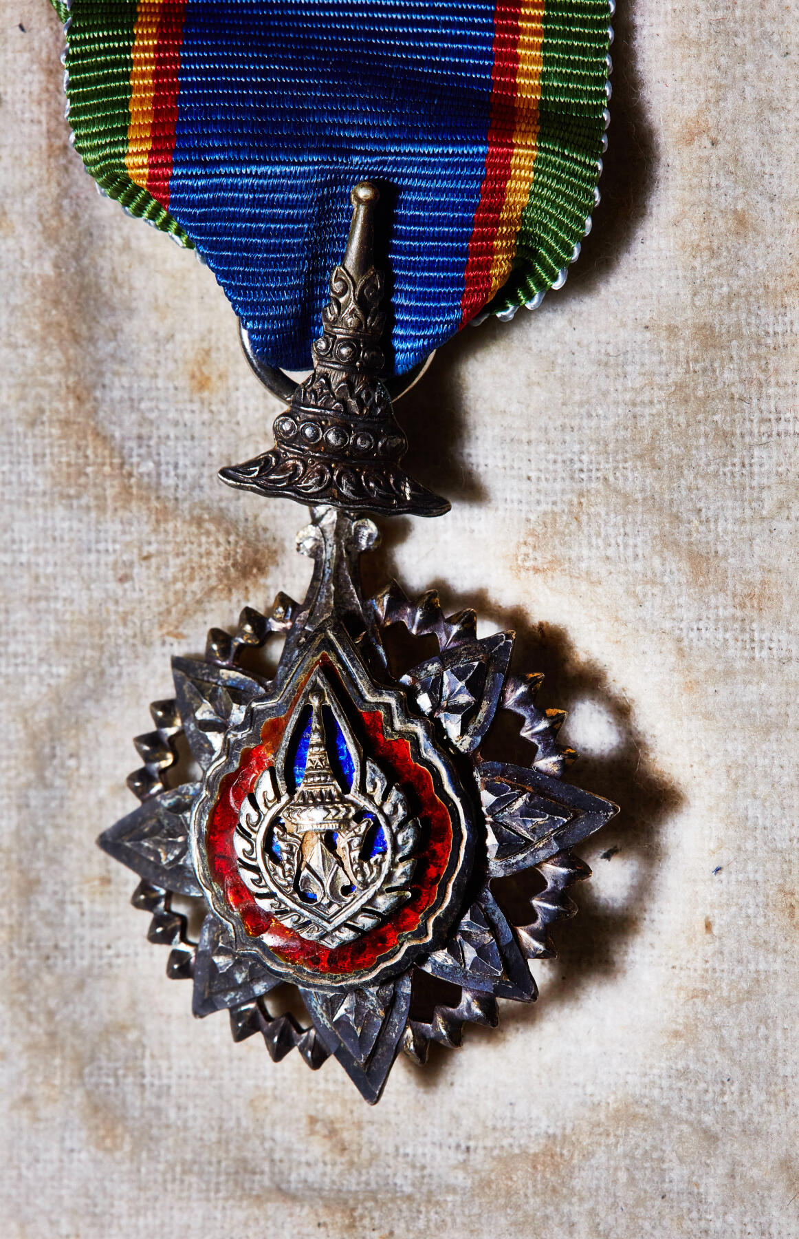 【俄甄集藏】2026年(049)03-18星期三 晚 19:30 全场包邮 泰国军官级王冠勋章，银质珐琅，带原盒，直径：32mm，重量约：16.6克，红色珐琅部分有局部开片