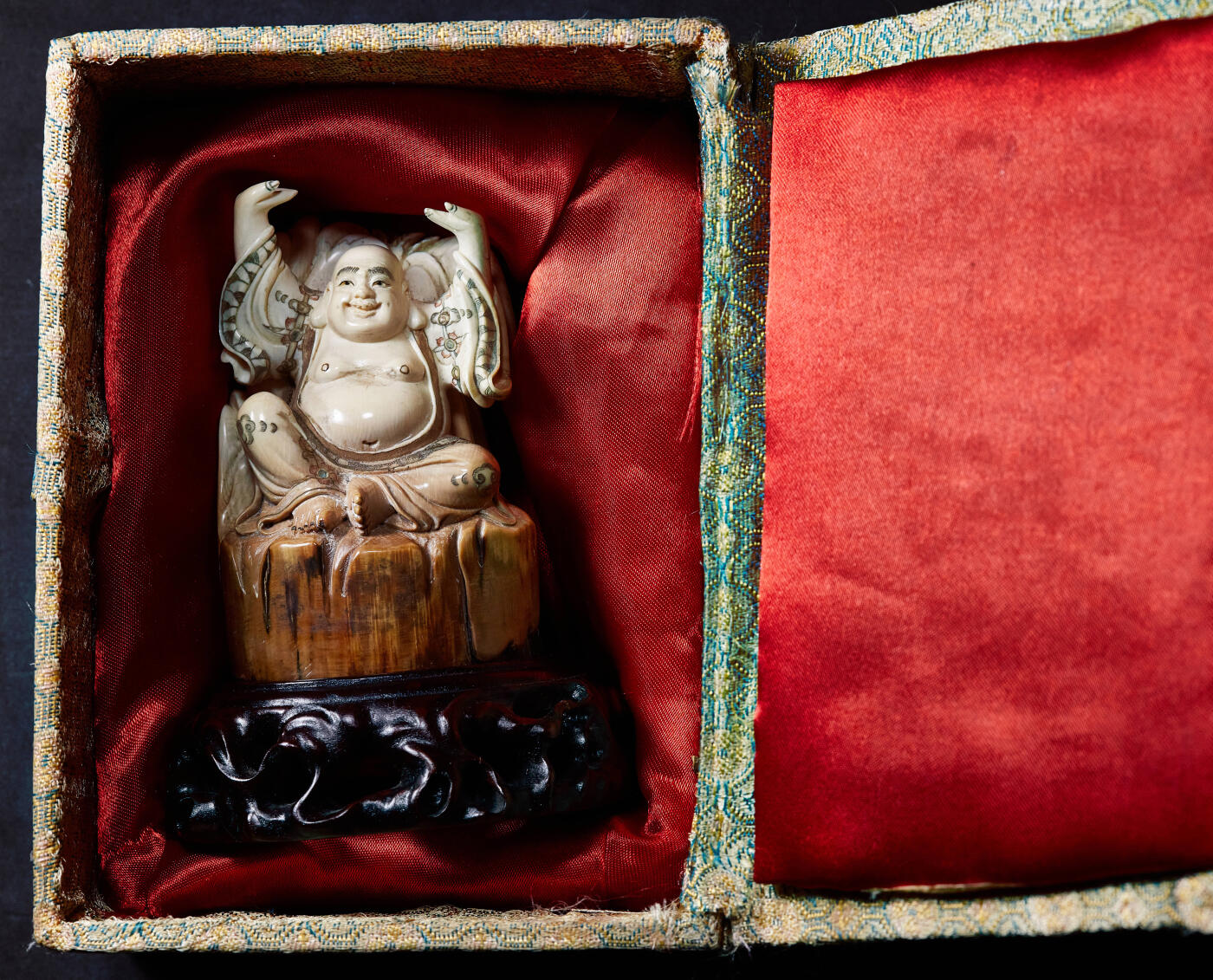 【俄甄集藏】2026年(049)03-18星期三 晚 19:30 全场包邮 日本大正时期古董彩绘白色珍贵材料弥勒佛摆件，高：90mm，宽：60mm，重量：299.5克，赠送木质底座与锦盒