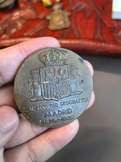 欧洲银章、铜章，大优惠起拍价都是银价计算 西班牙马德里皇家地理学会（Real Sociedad Geográfica de Madrid）成立50周年纪念章，发行于1926年，以纪念该学会从1876年到1926年的半个世纪历程。