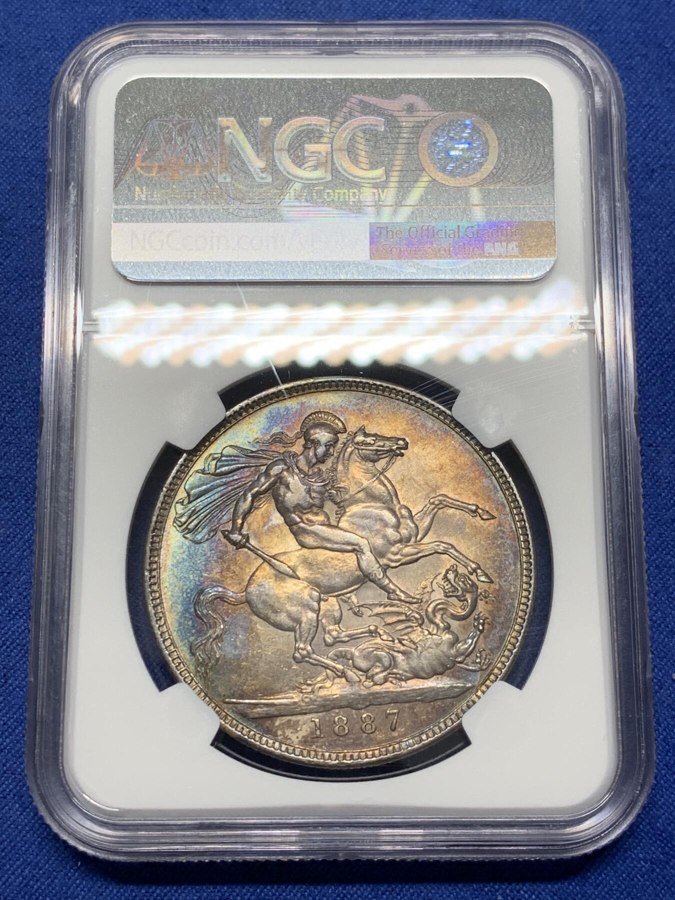 《竞宝斋》第468场 周日，周一 2场连拍 （全场包邮）欢迎送拍 NGC AU58 英国 1887年 维多利亚高冠马剑克朗大银币 币面五彩转光 背面环彩