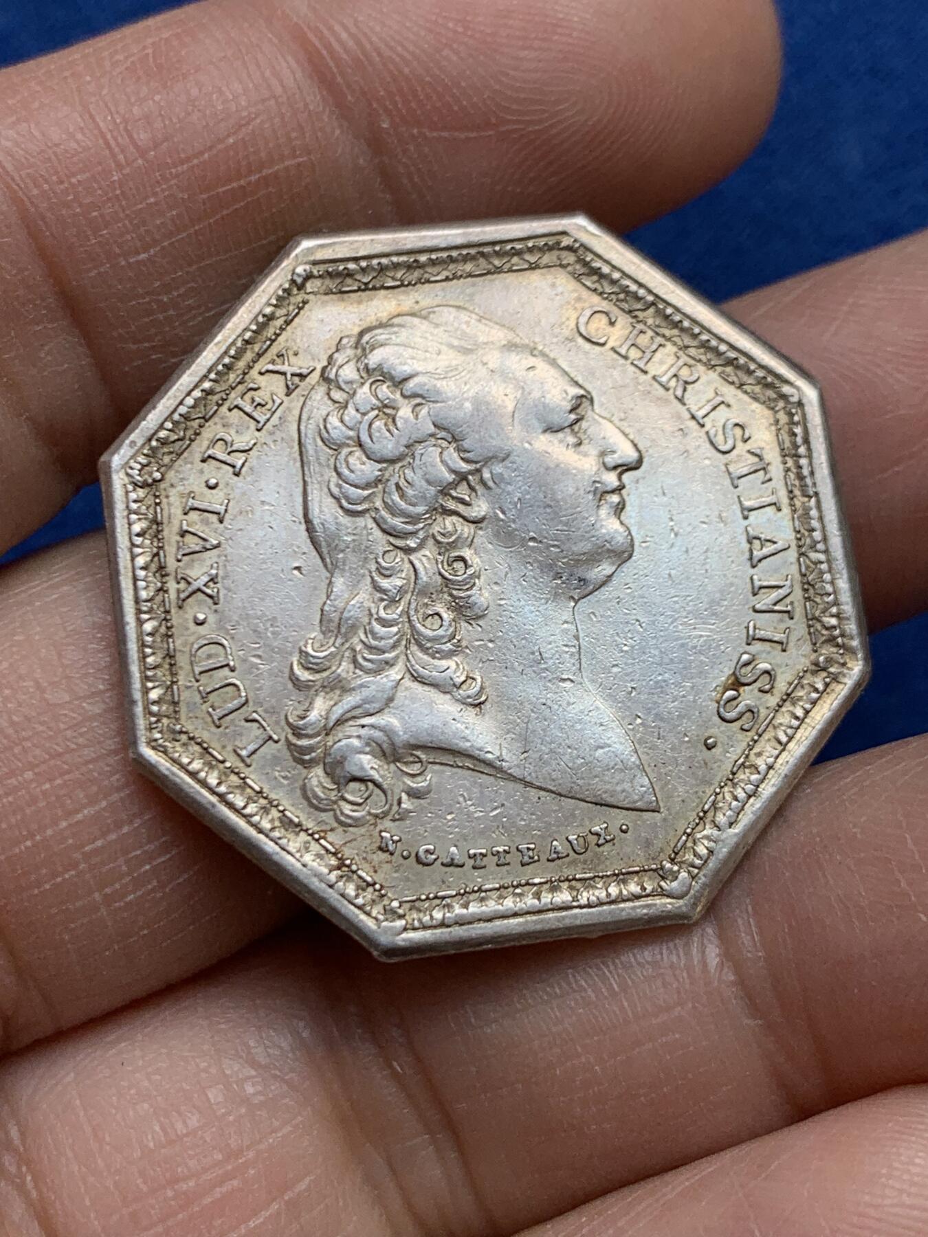 《竞宝斋》第468场 周日，周一 2场连拍 （全场包邮）欢迎送拍 法国勒阿弗尔海上保险公司八角银质代币，路易十六头像，14.30g，32.7mm，早期无边铭  非常少见的品种