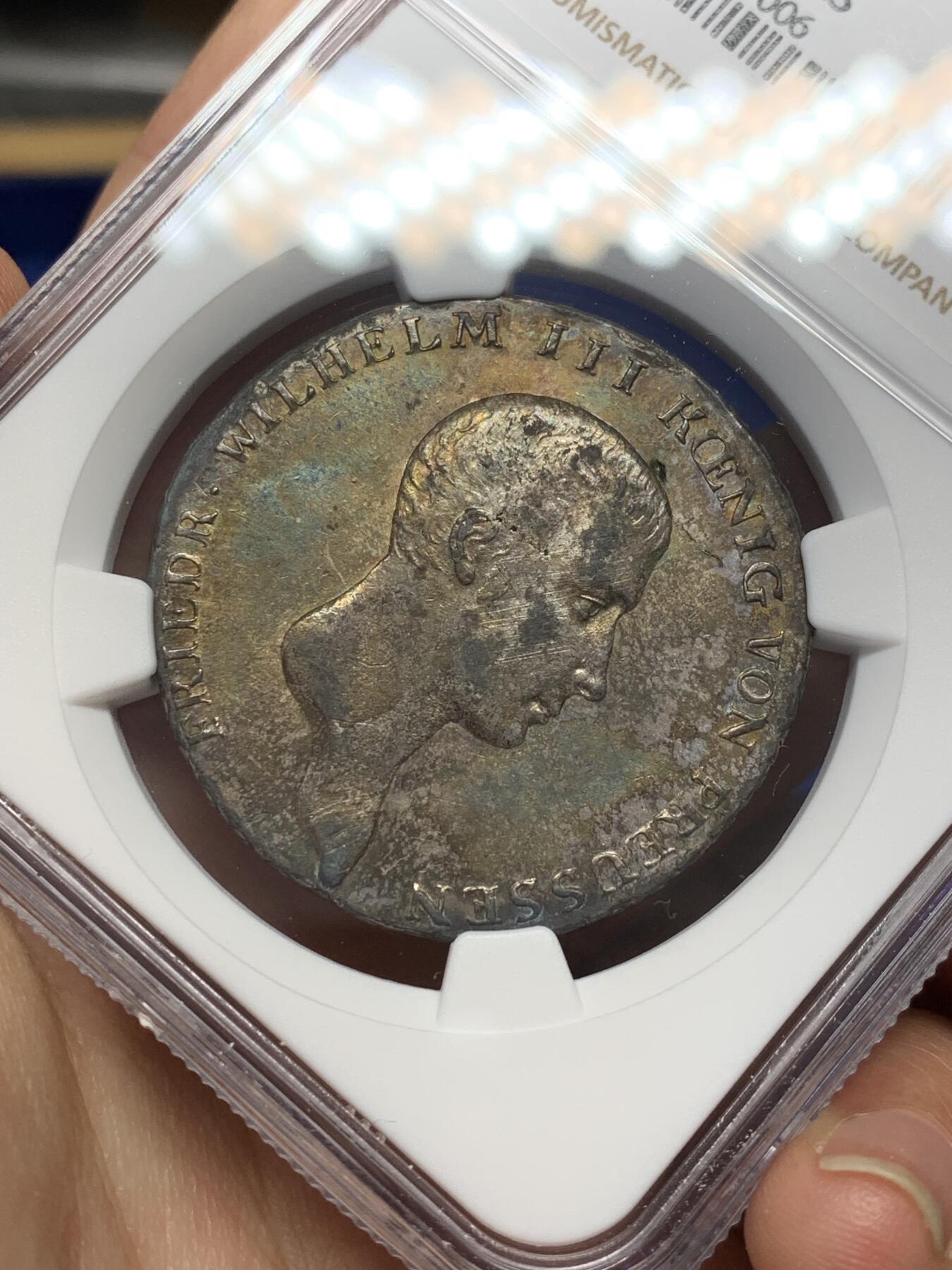 《竞宝斋》第468场 周日，周一 2场连拍 （全场包邮）欢迎送拍 NGC AUD 德国普鲁士 1814年 泰勒 币面全深打 流通痕迹轻微 N给了划痕 不打光基本看不出来