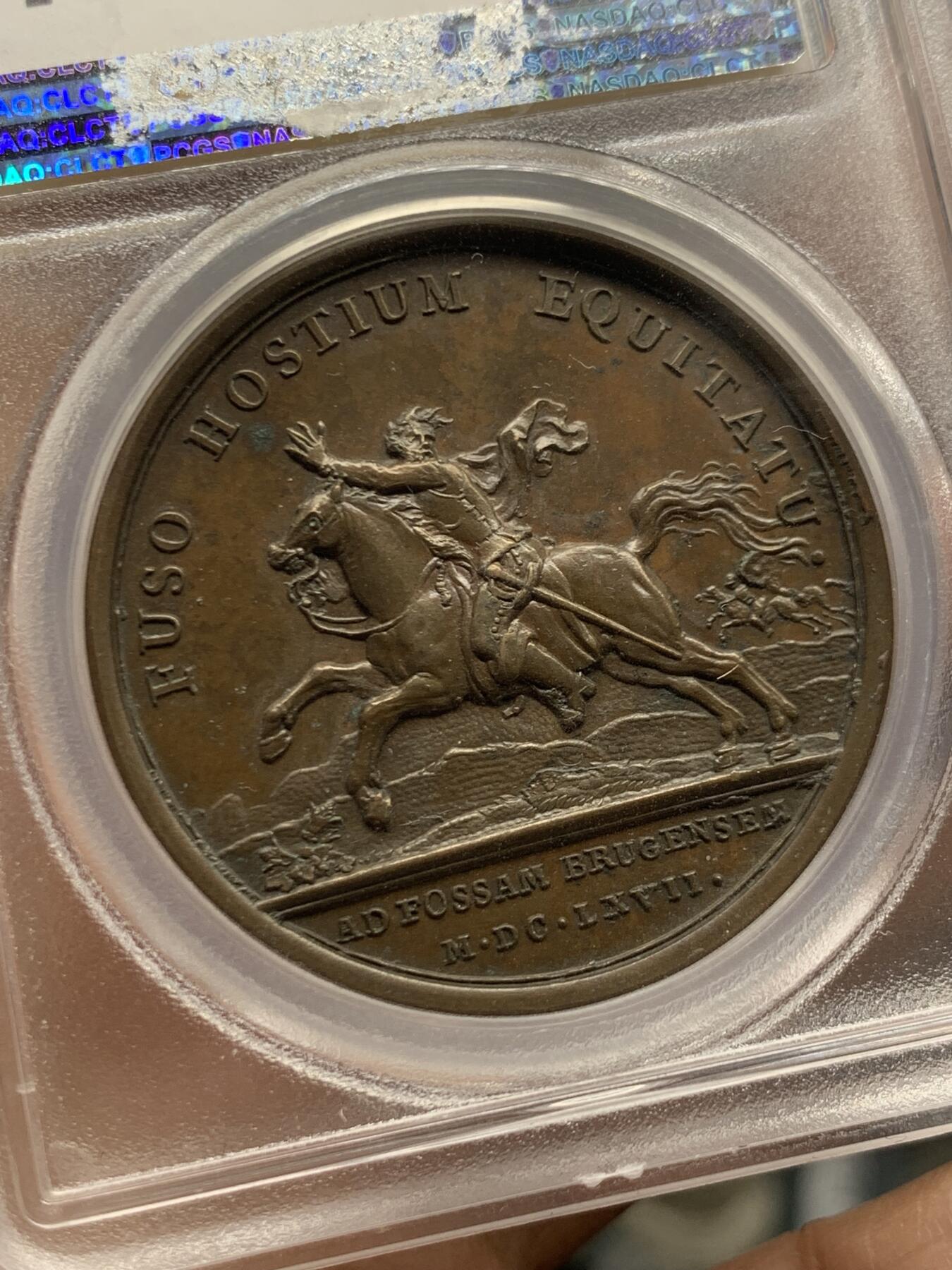 《竞宝斋》第468场 周日，周一 2场连拍 （全场包邮）欢迎送拍 PCGS MS62BN 法国路易十四“遗产战争胜利”经典战役纪念铜章，彩色包浆，背面为骑马征战图案，“以骑兵击溃敌军”铭文，唯一冠军分，加厚盒