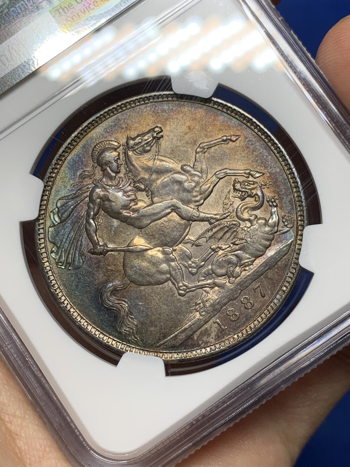 《竞宝斋》第468场 周日，周一 2场连拍 （全场包邮）欢迎送拍 NGC AU58 英国 1887年 维多利亚高冠马剑克朗大银币 币面五彩转光 背面环彩